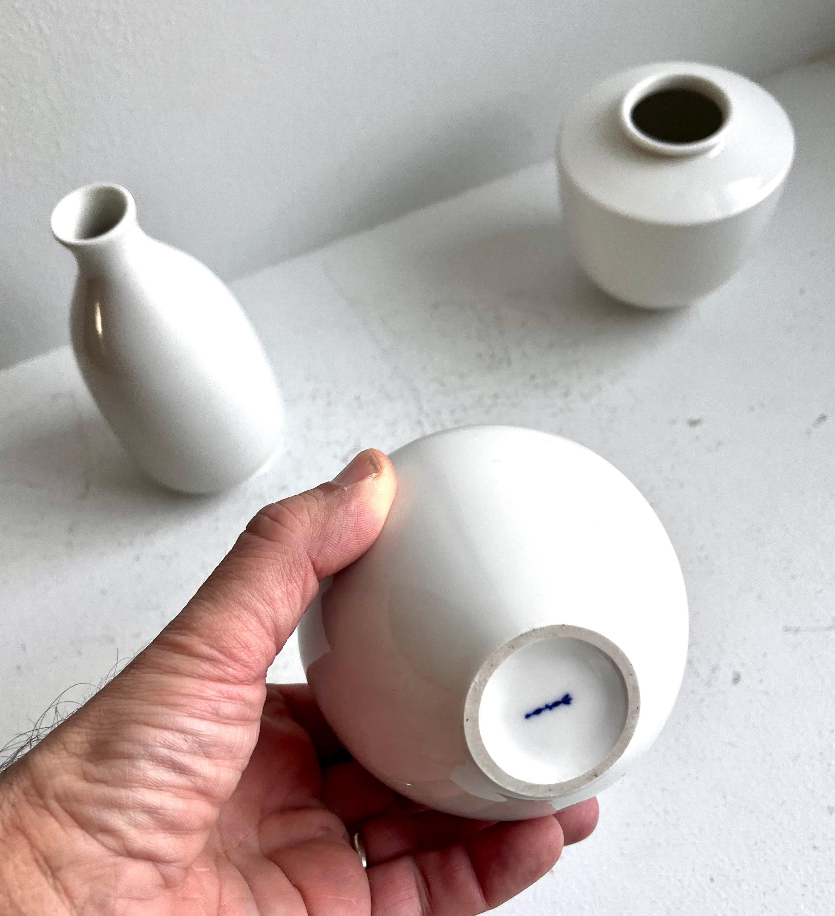 Gruppe von drei weißen Porzellan-Kunstgefäßen von KPM Porcelain, Deutschland im Angebot 4