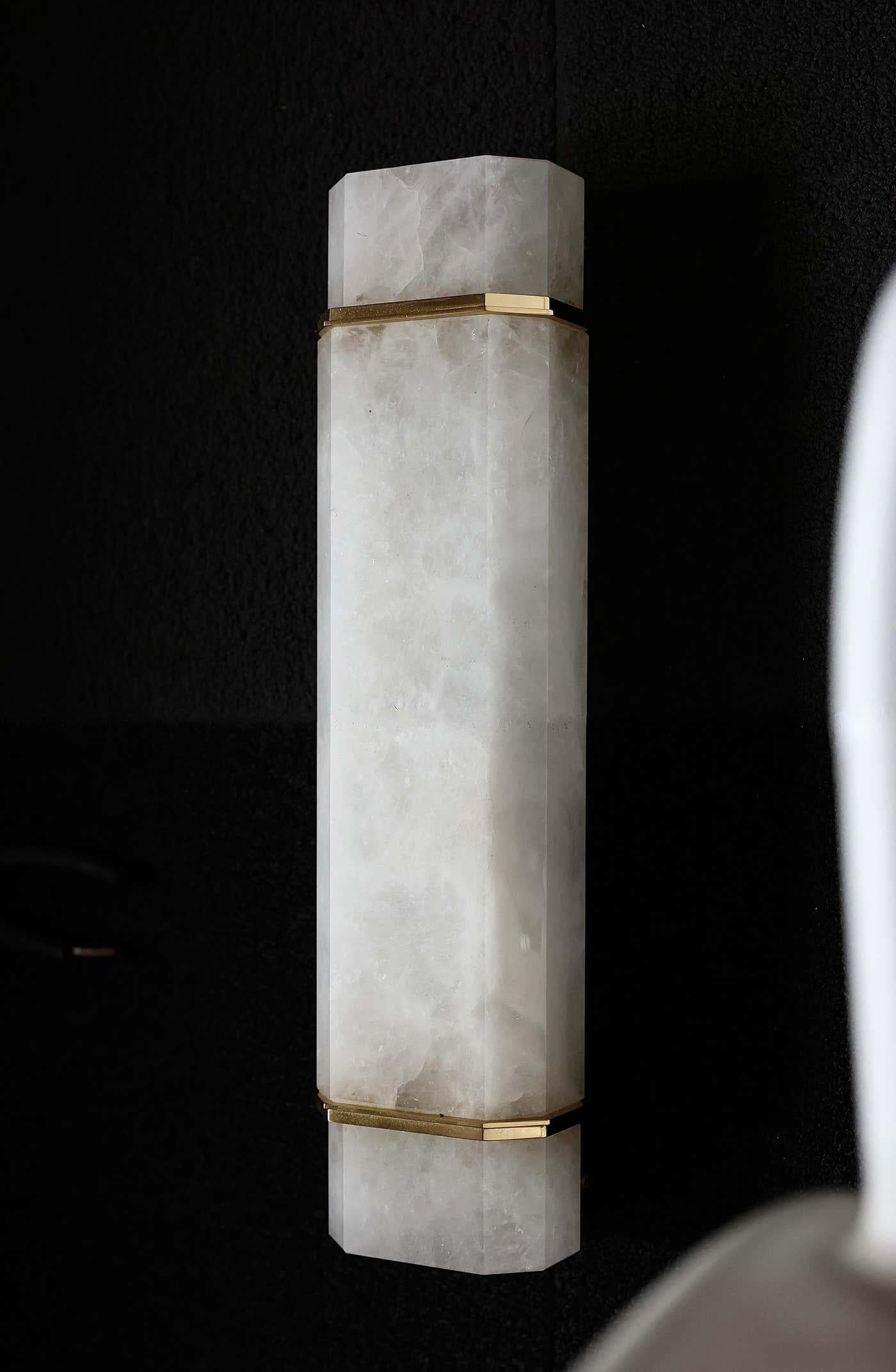 Grupo de Tres Apliques de Cristal de Roca con decoración de níquel pulido.
Cada aplique se instala con dos enchufes E26. Utiliza dos bombillas de luz cálida LED de tubo largo de 80 vatios. 160 vatios en total.
Creado por Phoenix Gallery. Tamaños y