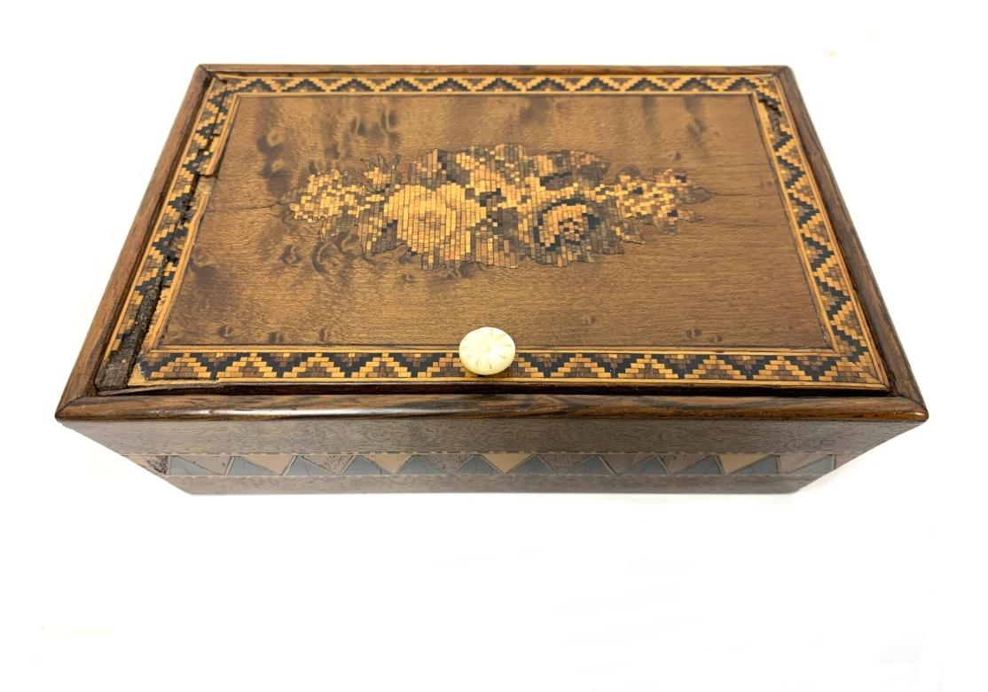 Incluidos en este grupo:
Caja rectangular de marquetería con tapa abatible que deja ver un forro de seda y papel. Caja con cartela central de mosaico y bandas geométricas.
Dimensiones: 3 1/4