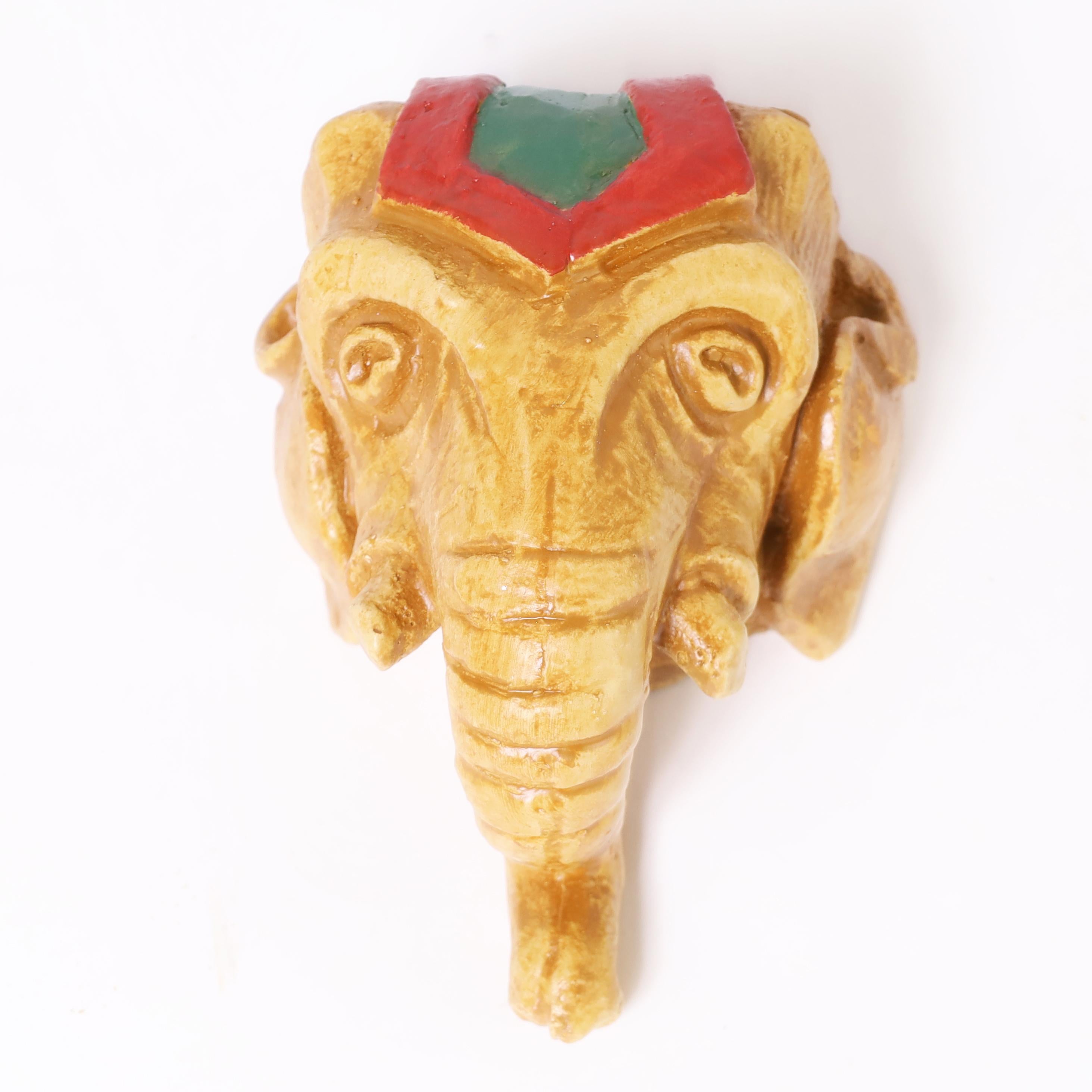Coloniale britannico Gruppo di otto ornamenti da parete a forma di testa di elefante, al prezzo di un set di quattro pezzi in vendita