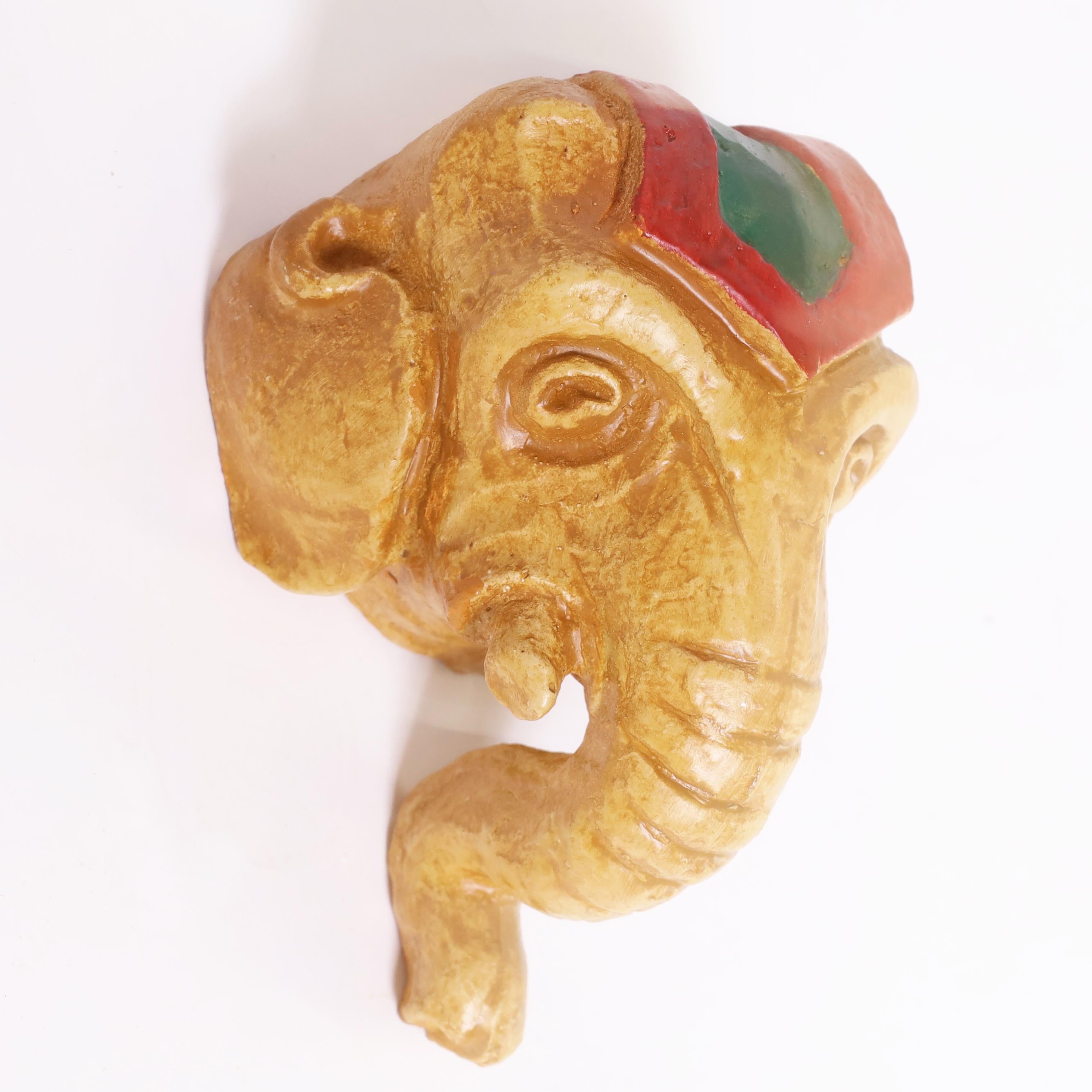 Calco Gruppo di otto ornamenti da parete a forma di testa di elefante, al prezzo di un set di quattro pezzi in vendita