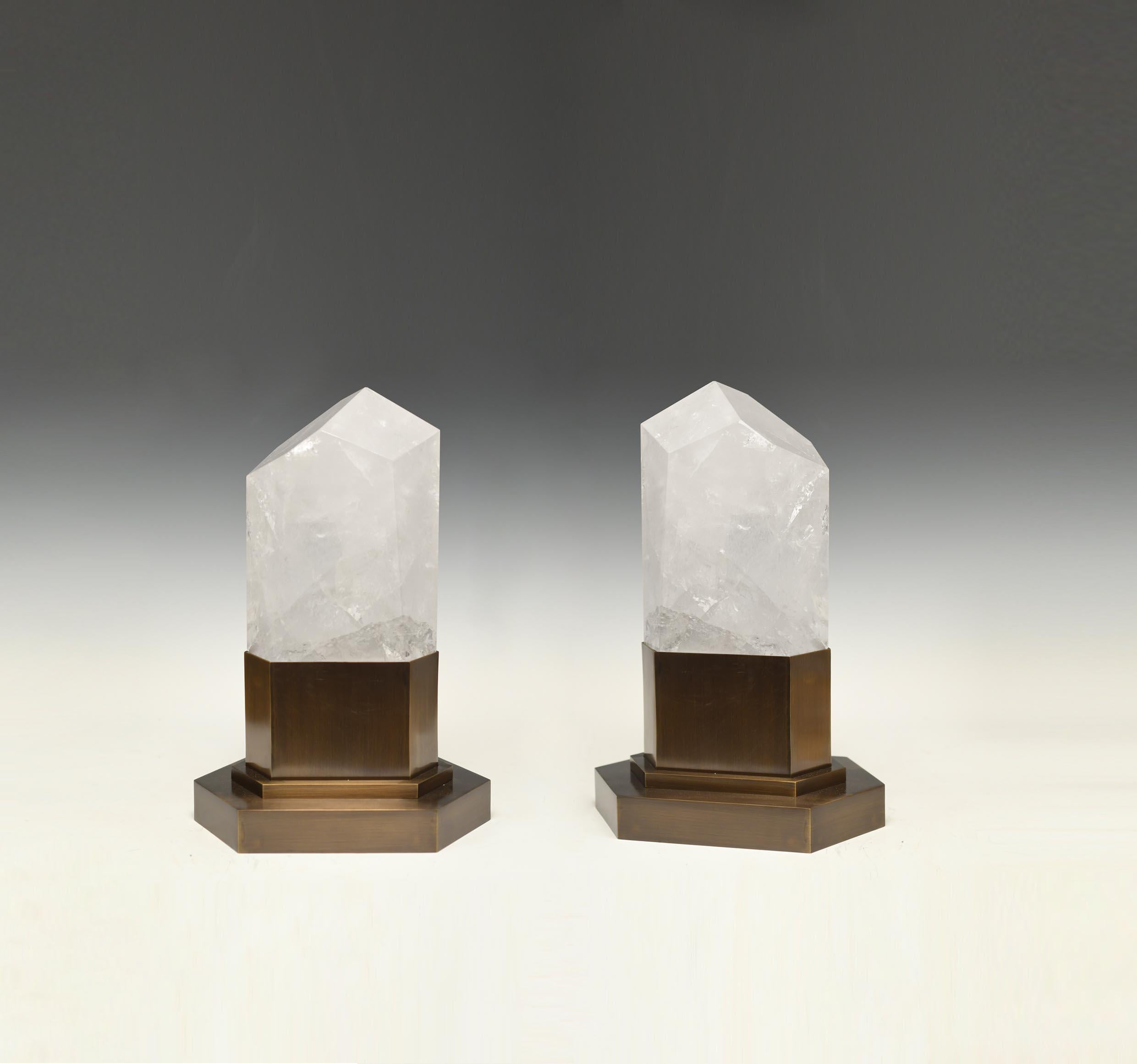 Une paire de lampes obélisques en cristal de roche avec des bases en laiton antique. Créé par Phoenix Gallery, NYC.
Deux prises installées. Alimente deux lumières chaudes led. 120W max.
Taille personnalisée disponible.