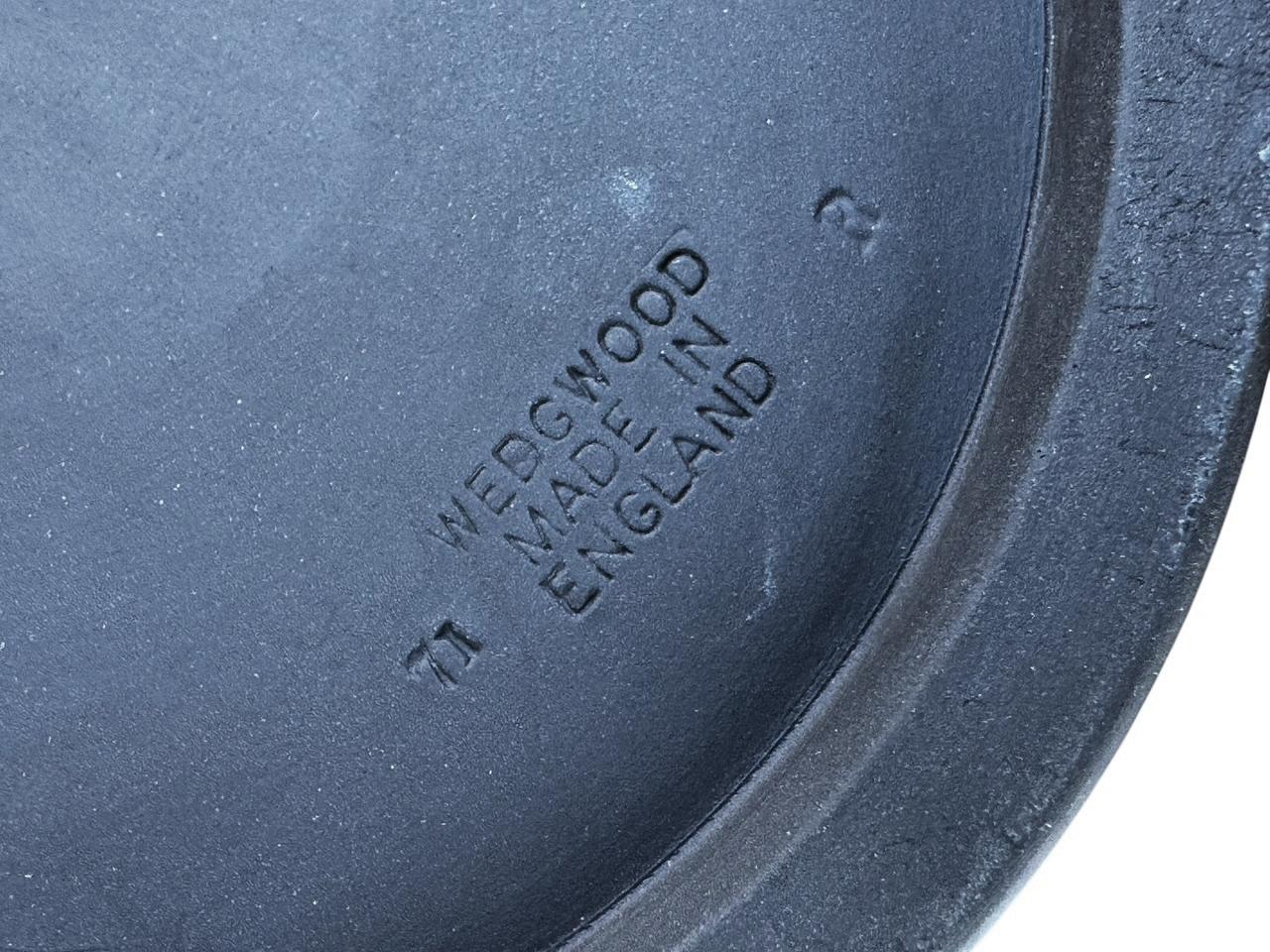 Gruppe von Wedgwood Jasperware-Keramikvasenschalen und Schachtel in Blau, Grün und Schwarz im Angebot 4