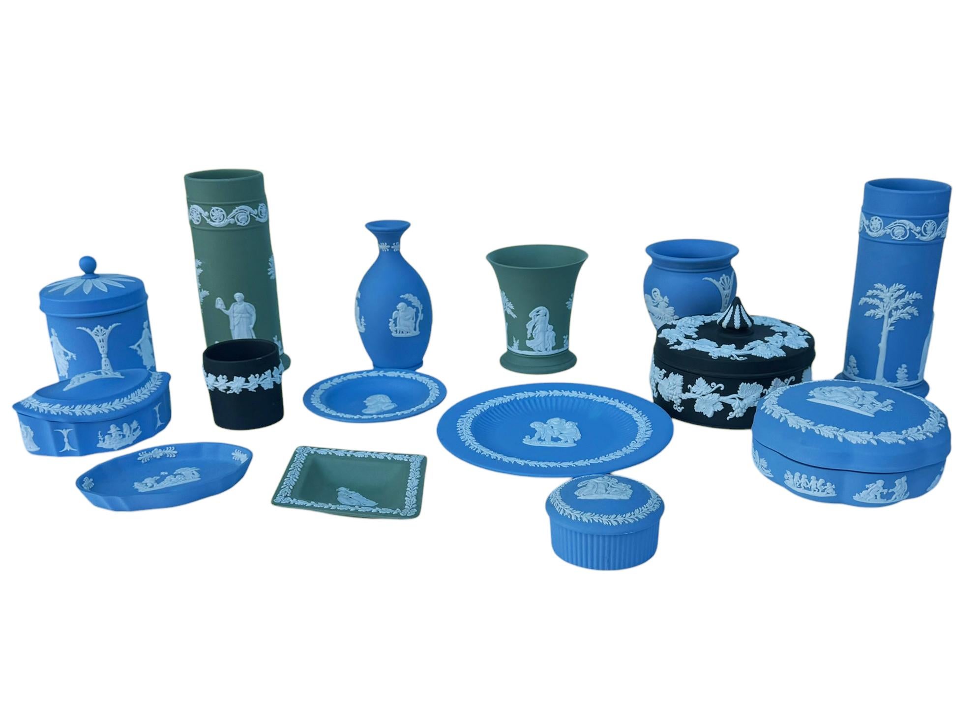 Eine große Gruppe von 15 Stücken Wedgwood Jaspisware. Alle vom ursprünglichen Besitzer Mitte des 20. Jahrhunderts gesammelt. Die tatsächlichen Daten der einzelnen Stücke sind nicht bekannt. Verschiedene Markierungen auf der Unterseite. Keine
