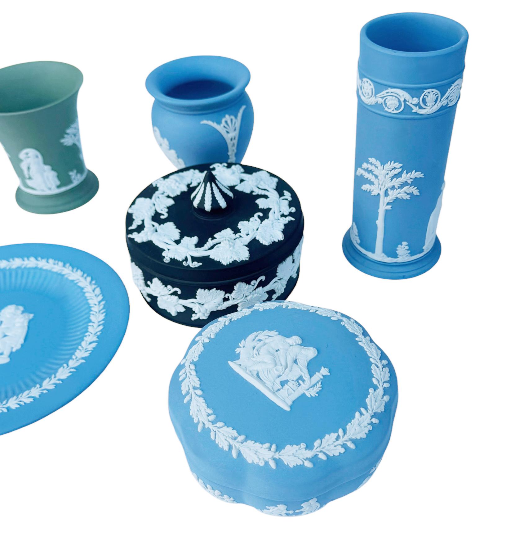 Gruppe von Wedgwood Jasperware-Keramikvasenschalen und Schachtel in Blau, Grün und Schwarz (Neoklassisch) im Angebot