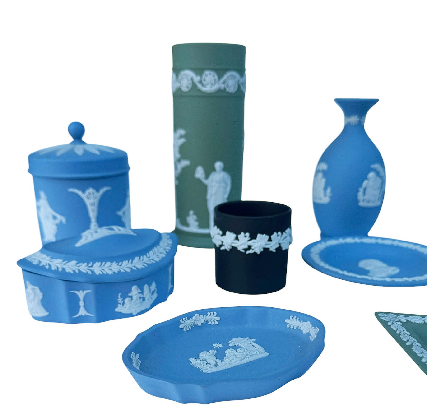 Gruppe von Wedgwood Jasperware-Keramikvasenschalen und Schachtel in Blau, Grün und Schwarz (Englisch) im Angebot