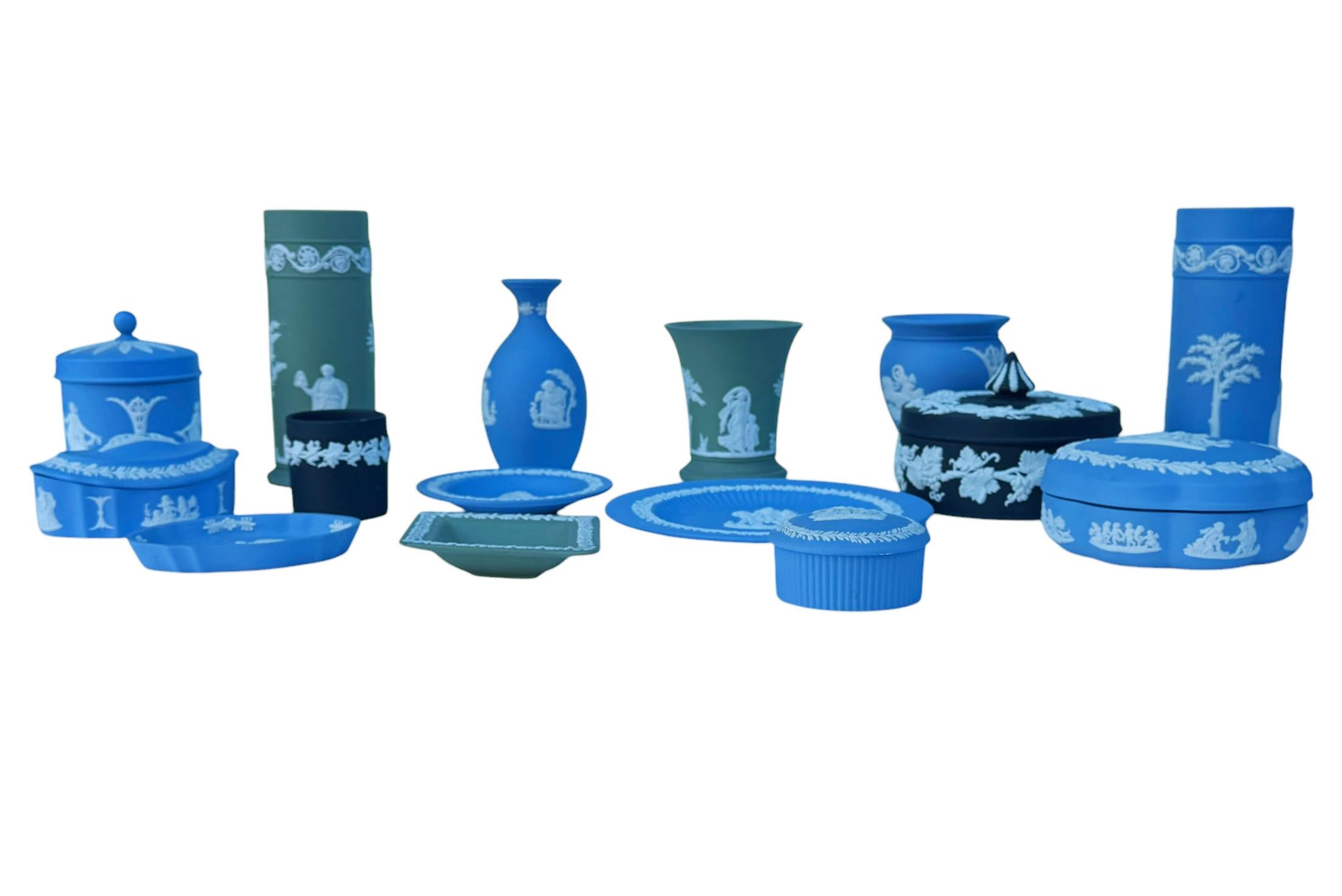 Gruppe von Wedgwood Jasperware-Keramikvasenschalen und Schachtel in Blau, Grün und Schwarz (20. Jahrhundert) im Angebot