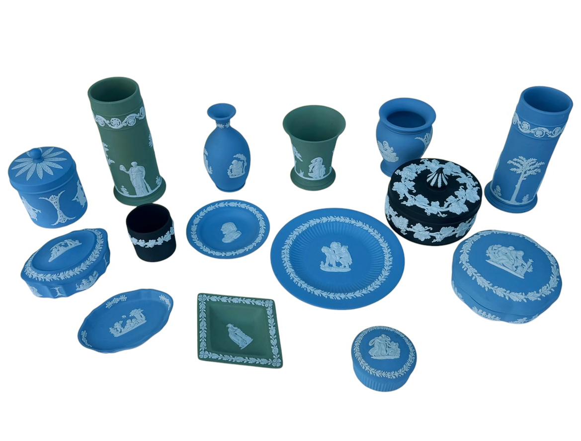 Gruppe von Wedgwood Jasperware-Keramikvasenschalen und Schachtel in Blau, Grün und Schwarz im Angebot 1