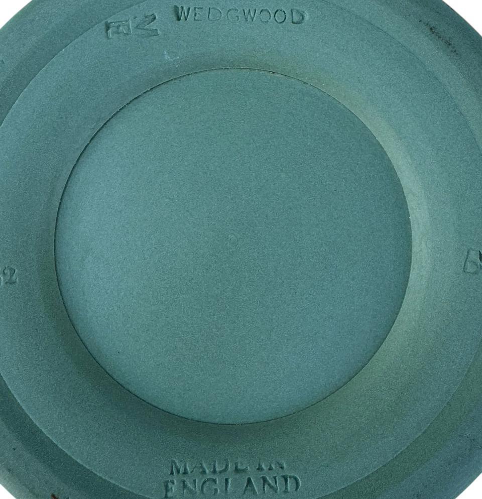 Gruppe von Wedgwood Jasperware-Keramikvasenschalen und Schachtel in Blau, Grün und Schwarz im Angebot 3