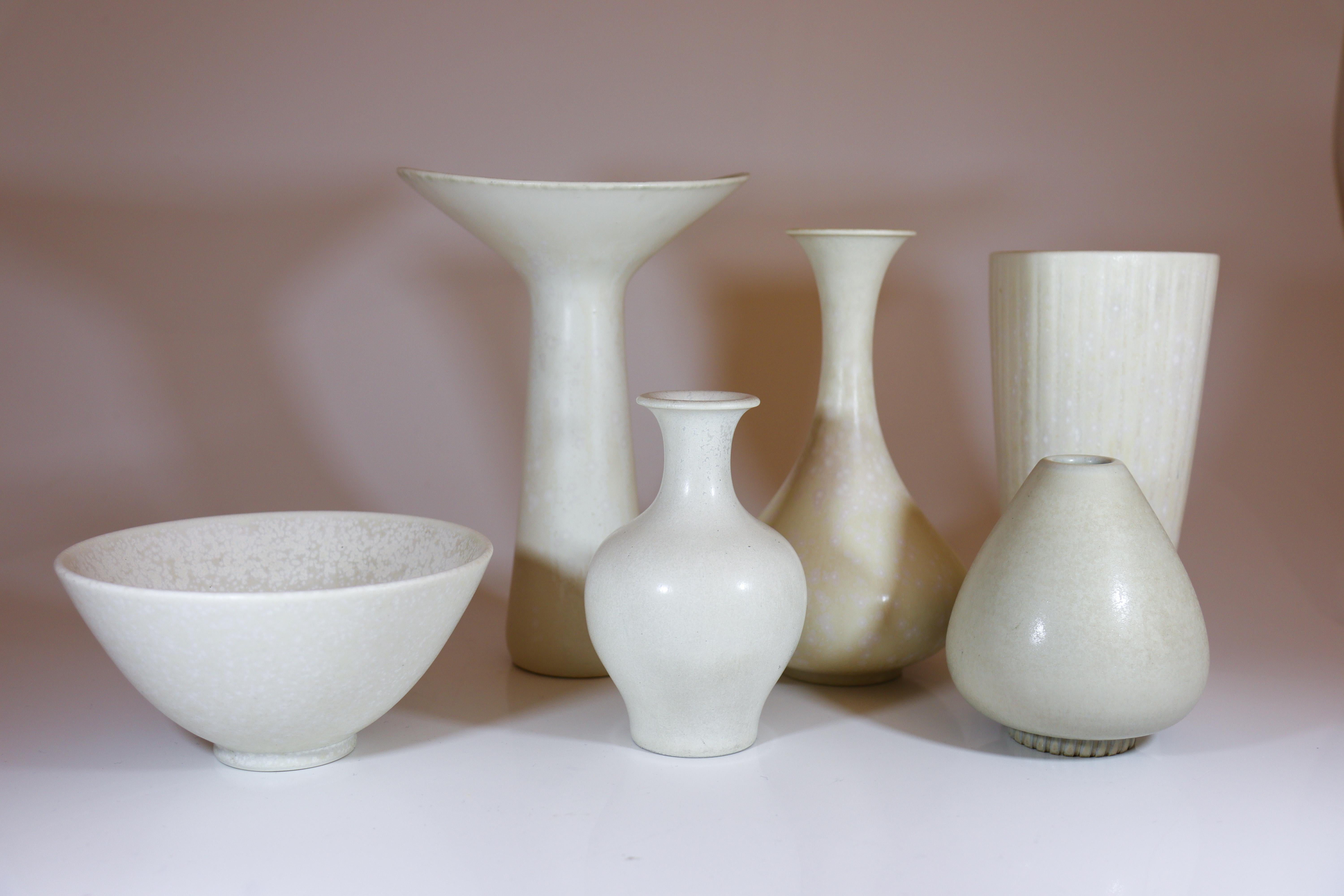 Scandinavo moderno Group of White Ceramics by Nylund & Stålhane - Rörstrand - Midcentury Modern in vendita