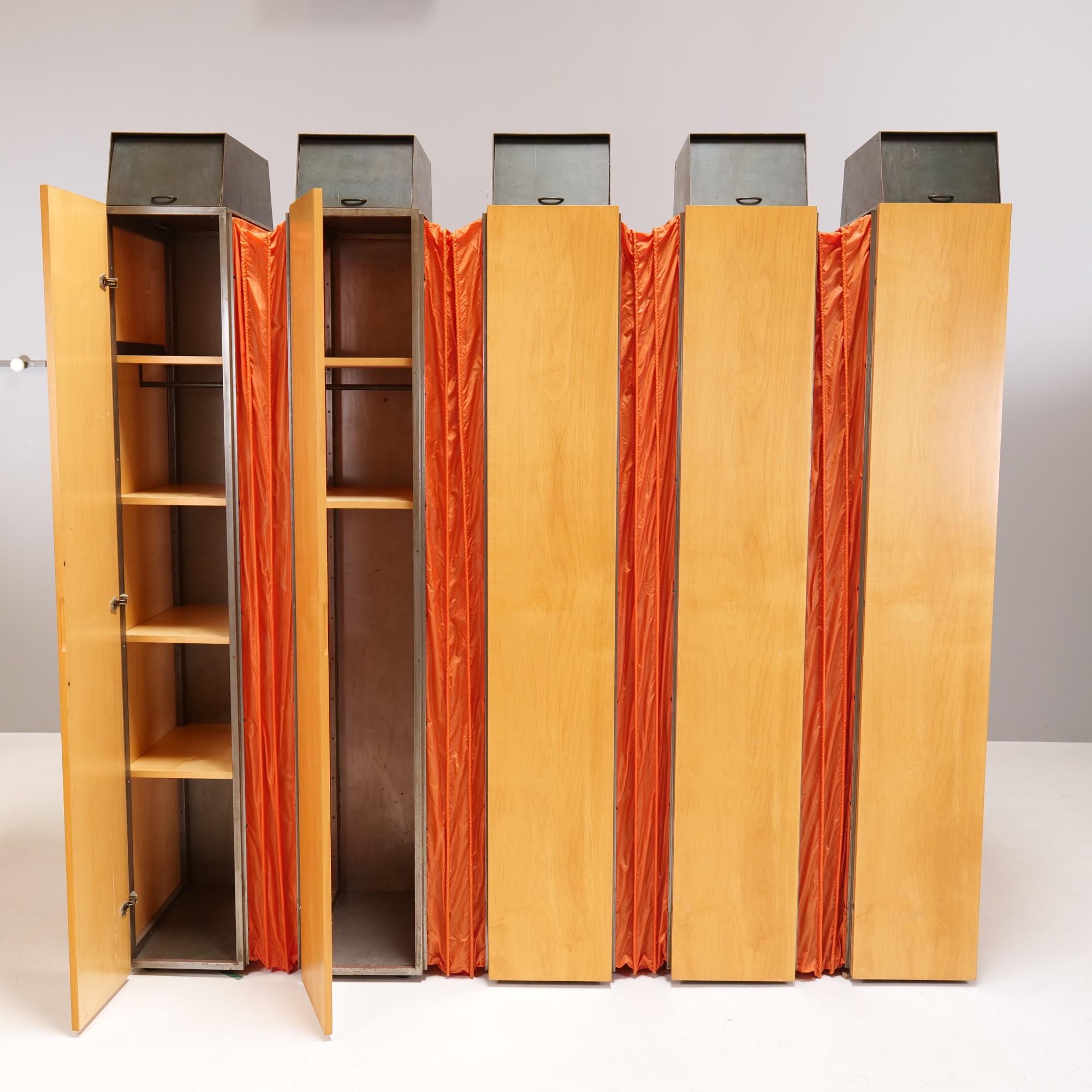 “Wagon Lit”, a cabinet divided into five individual single-door elements by the group Pentagon, designed by group member Detlef Meyer-Voggenreiter.
The individual elements are in turn connected, similar to an accordion, with unfolded fabric panels