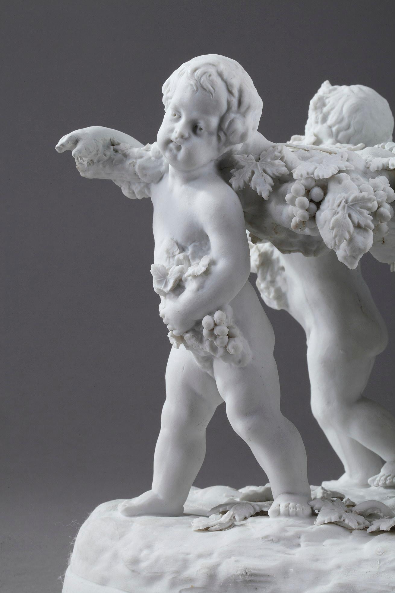 Porcelaine Groupe En Biscuit « Le Triomphe D'enfants Vendangeurs »