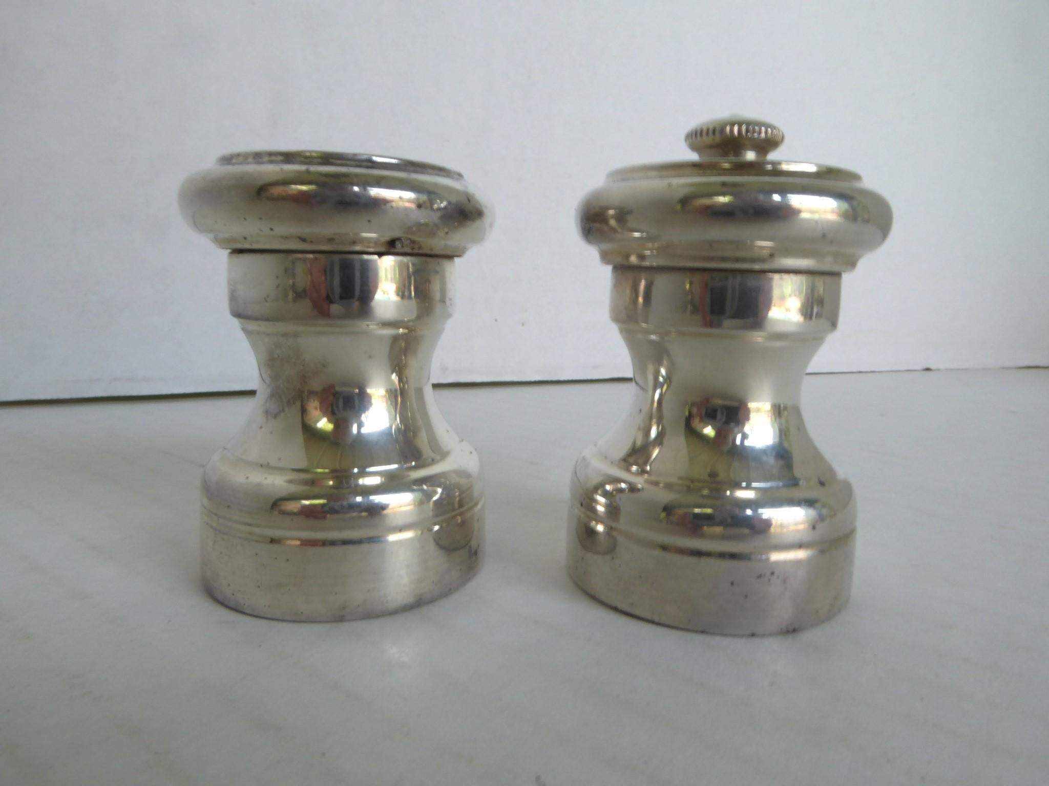 Fin du 20e siècle Groupe de 15 pièces en argent sterling vintage S/P Petites tasses à vodka caviar en vente