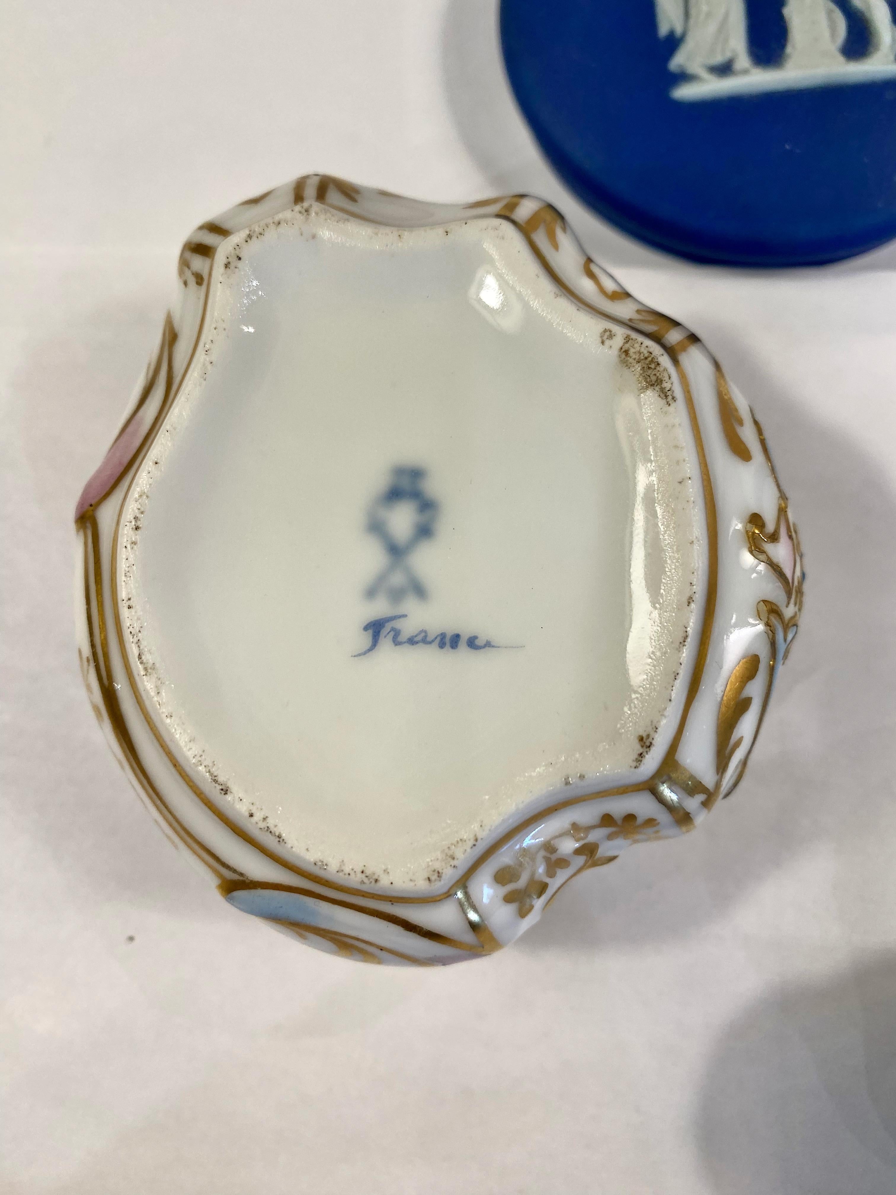 Grouping of 3 French and English Porcelain boxes For Sale 3