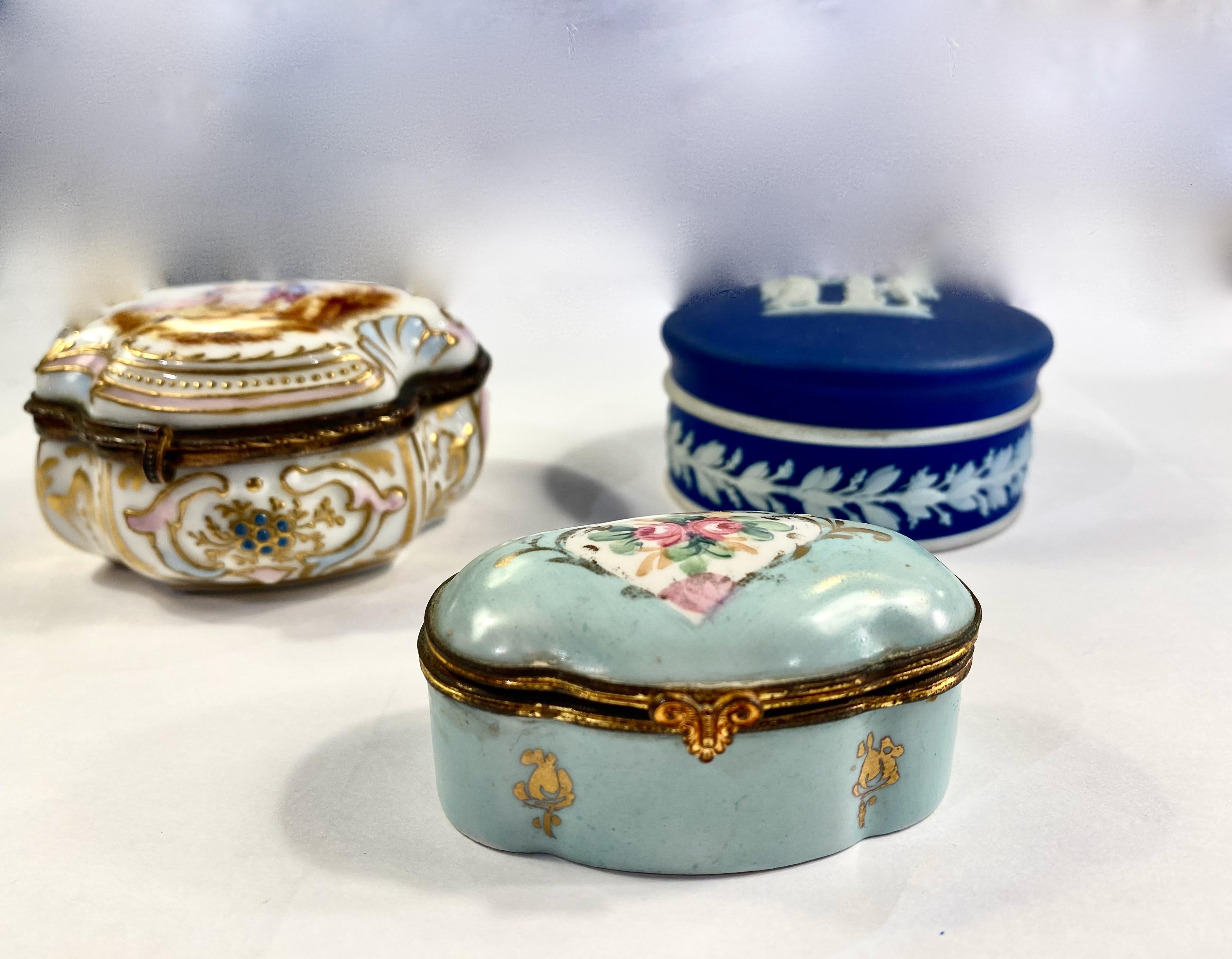 Grouping of 3 French and English Porcelain boxes For Sale 4
