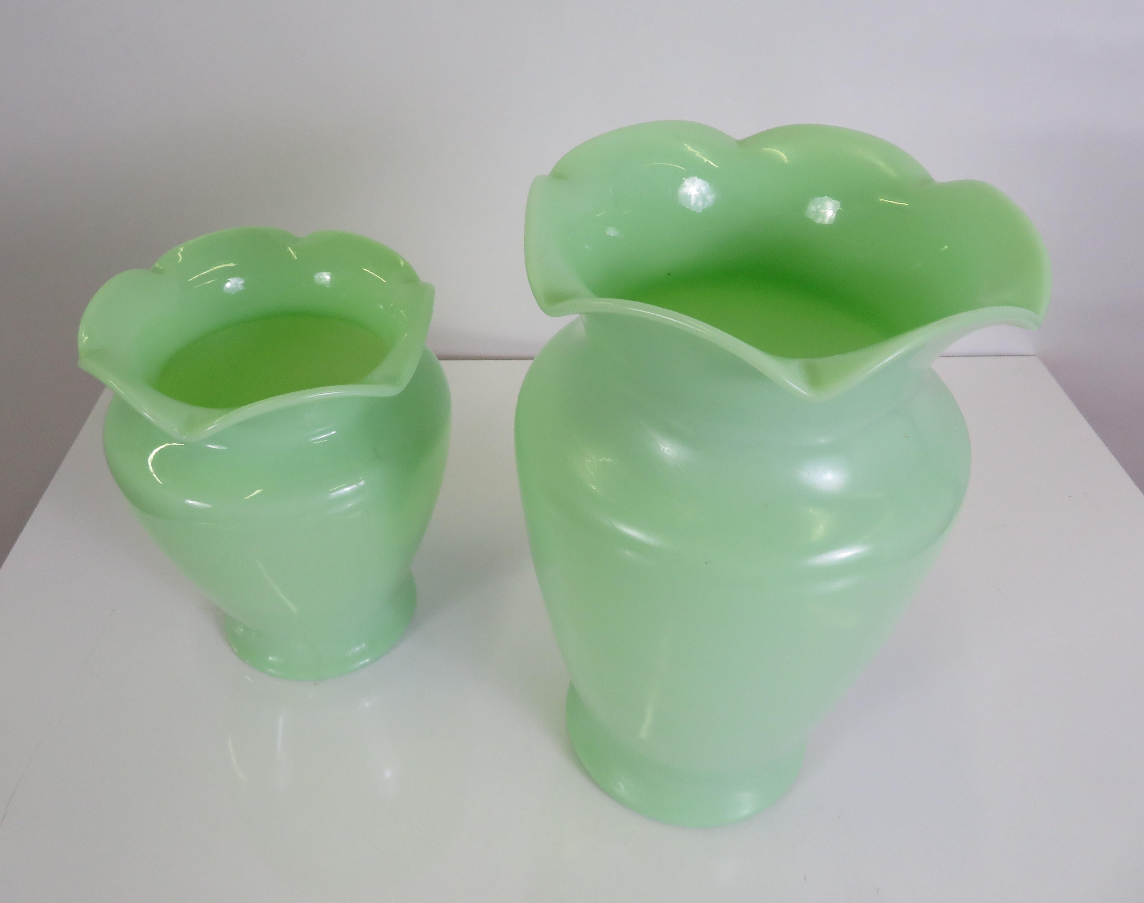 Grouping of 3 Jadite Green Mid-Century Modern Sarah Vases by McKee Glass 1940s In Good Condition In Miami, FL