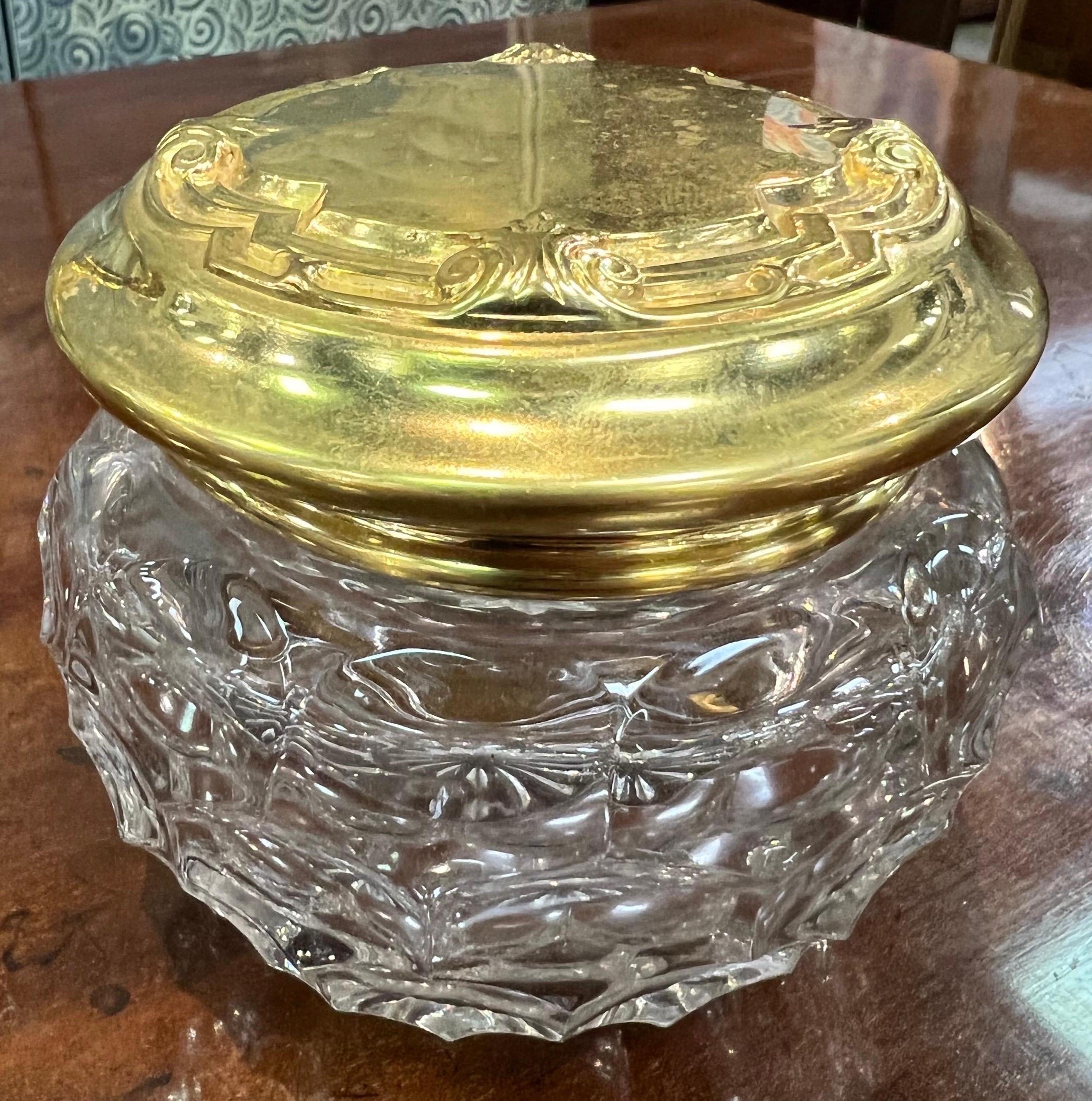 Groupe de 8 pots en verre taillé avec couvercles en sterling et laiton en vente 6