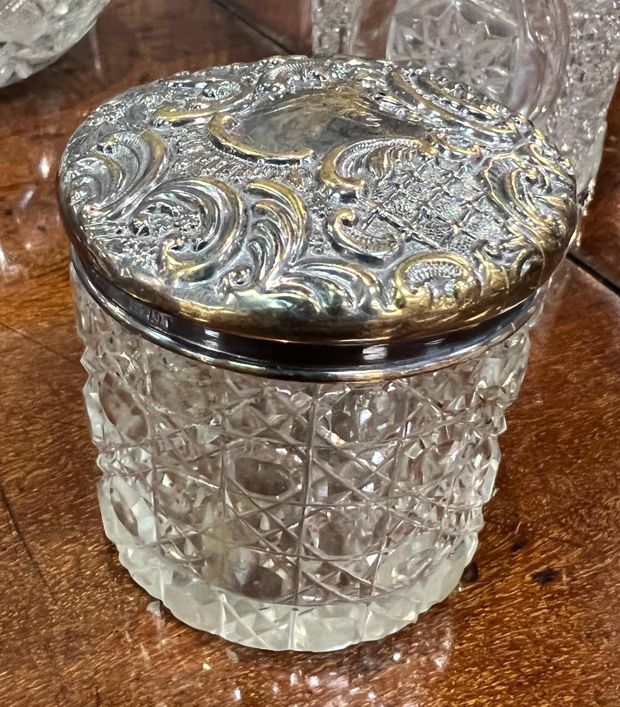 Groupe de 8 pots en verre taillé avec couvercles en sterling et laiton en vente 1