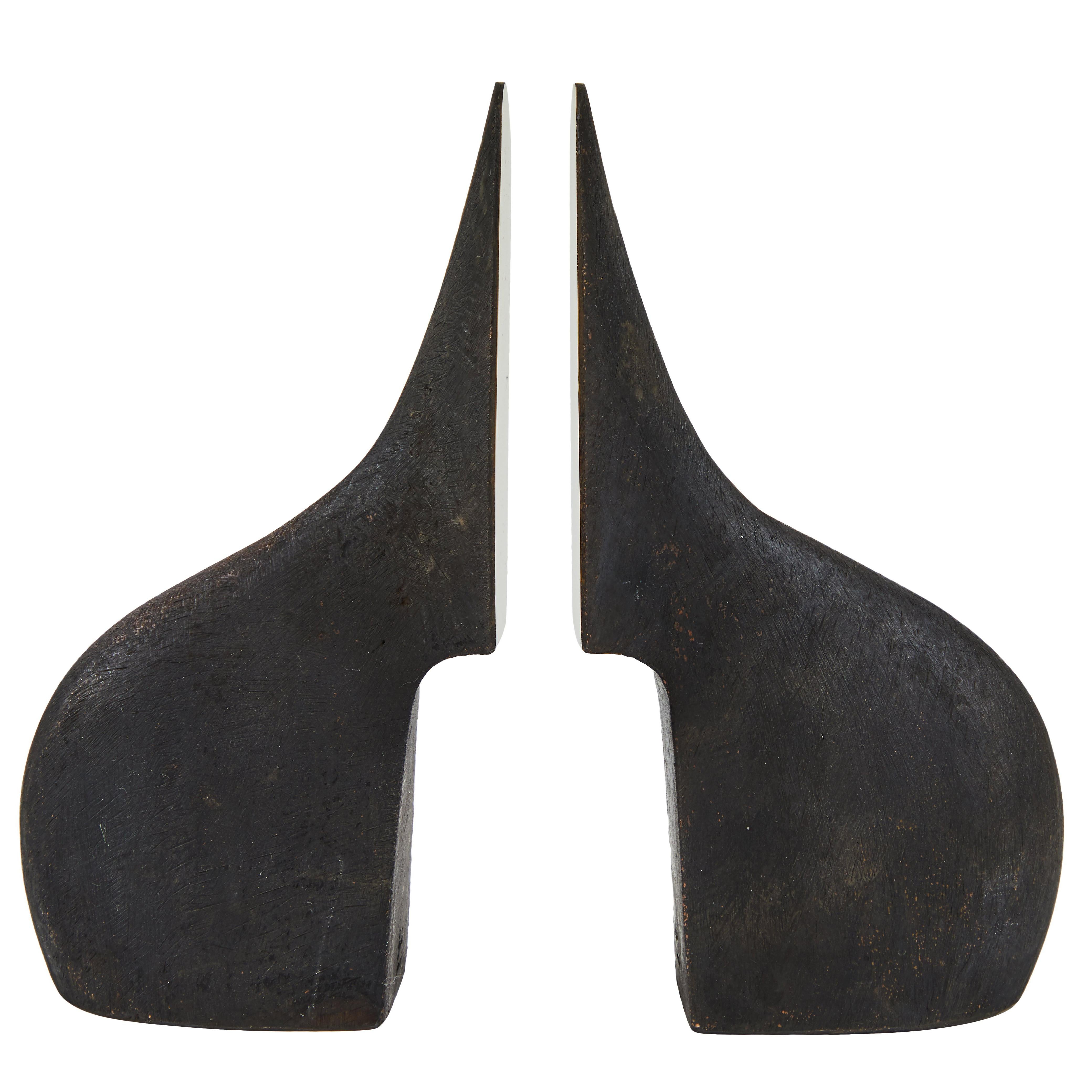Conjunto de ocho sujetalibros de latón Carl Auböck. Incluye un par de cada uno de los modelos #3651, #3652, #3653 y #3654. Diseñados en la década de 1950, estos sujetalibros increíblemente refinados y escultóricos están realizados en latón patinado