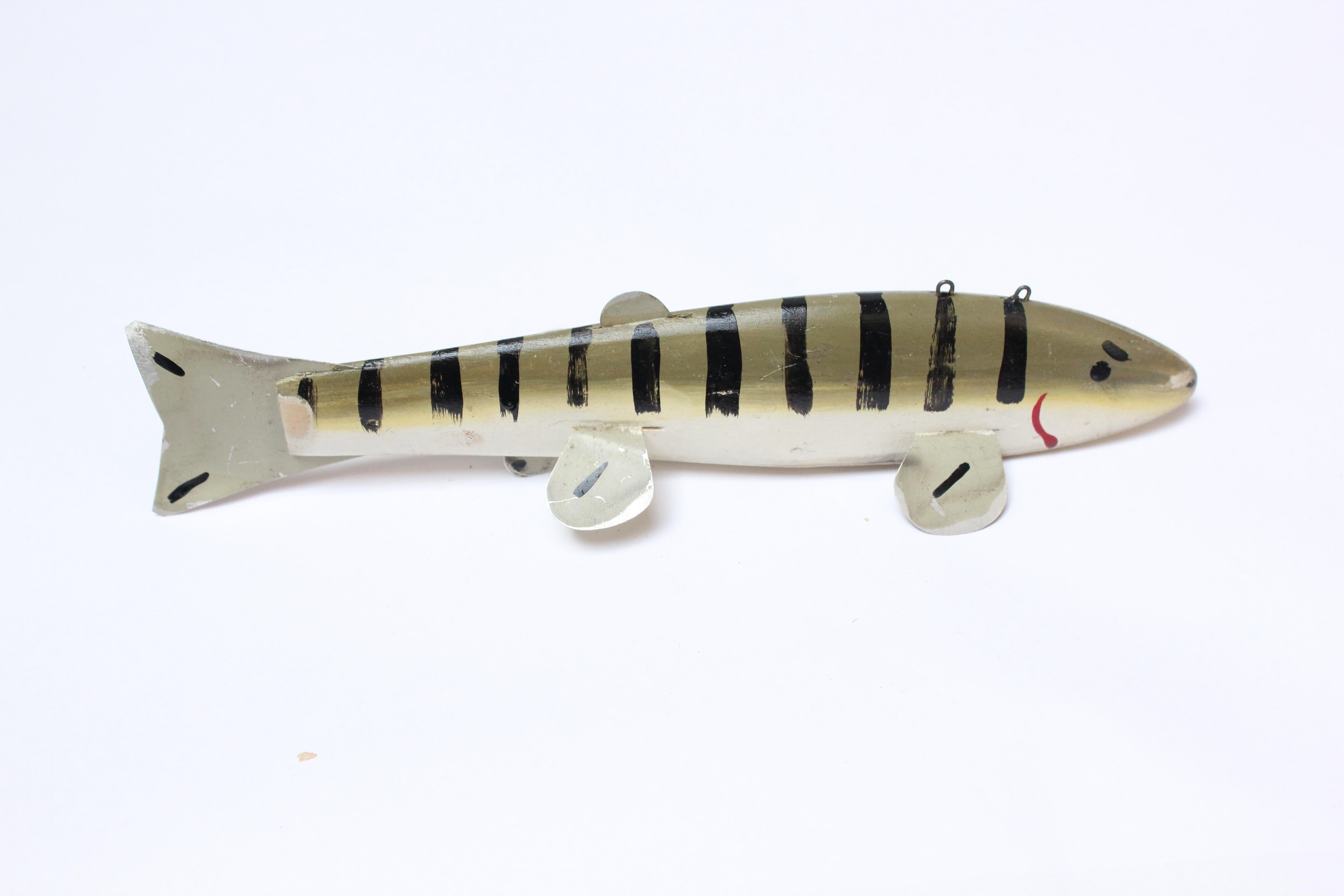 Grupo de cinco señuelos de peces de arte popular americano pintados y tallados a mano en venta 8