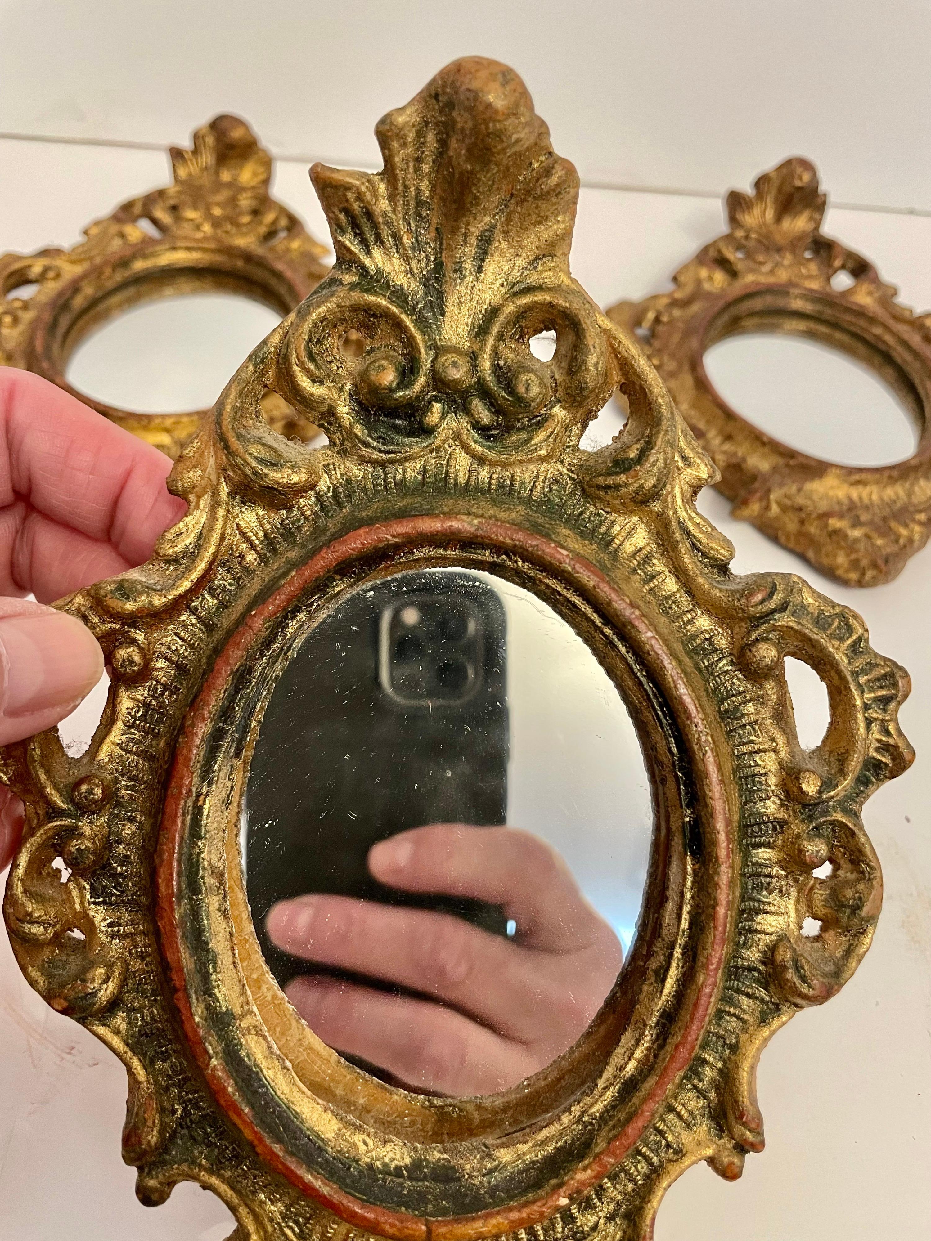 Groupe de cinq miroirs florentins en bois doré italien 4