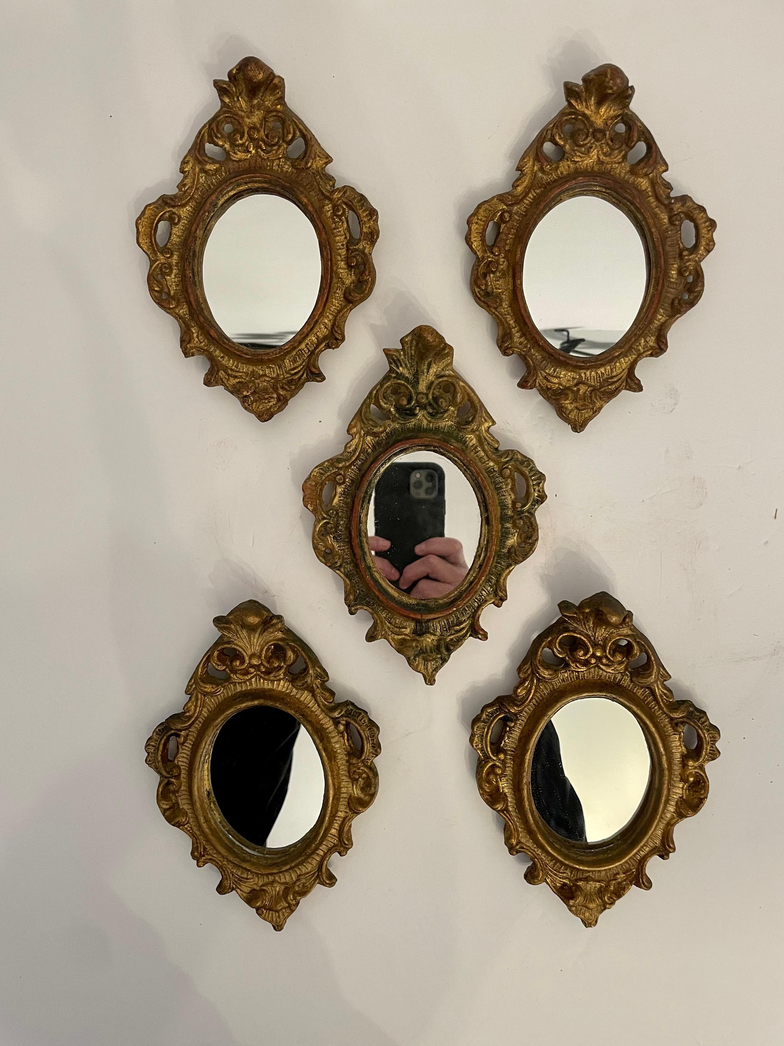 Eine Gruppe von fünf italienischen Florentine-Spiegeln im Hollywood-Regency-Stil aus vergoldetem Holz. Alles in gutem Zustand, mit neu ersetzten Spiegeln. Zwei im oberen Teil des Fotos messen 7,5