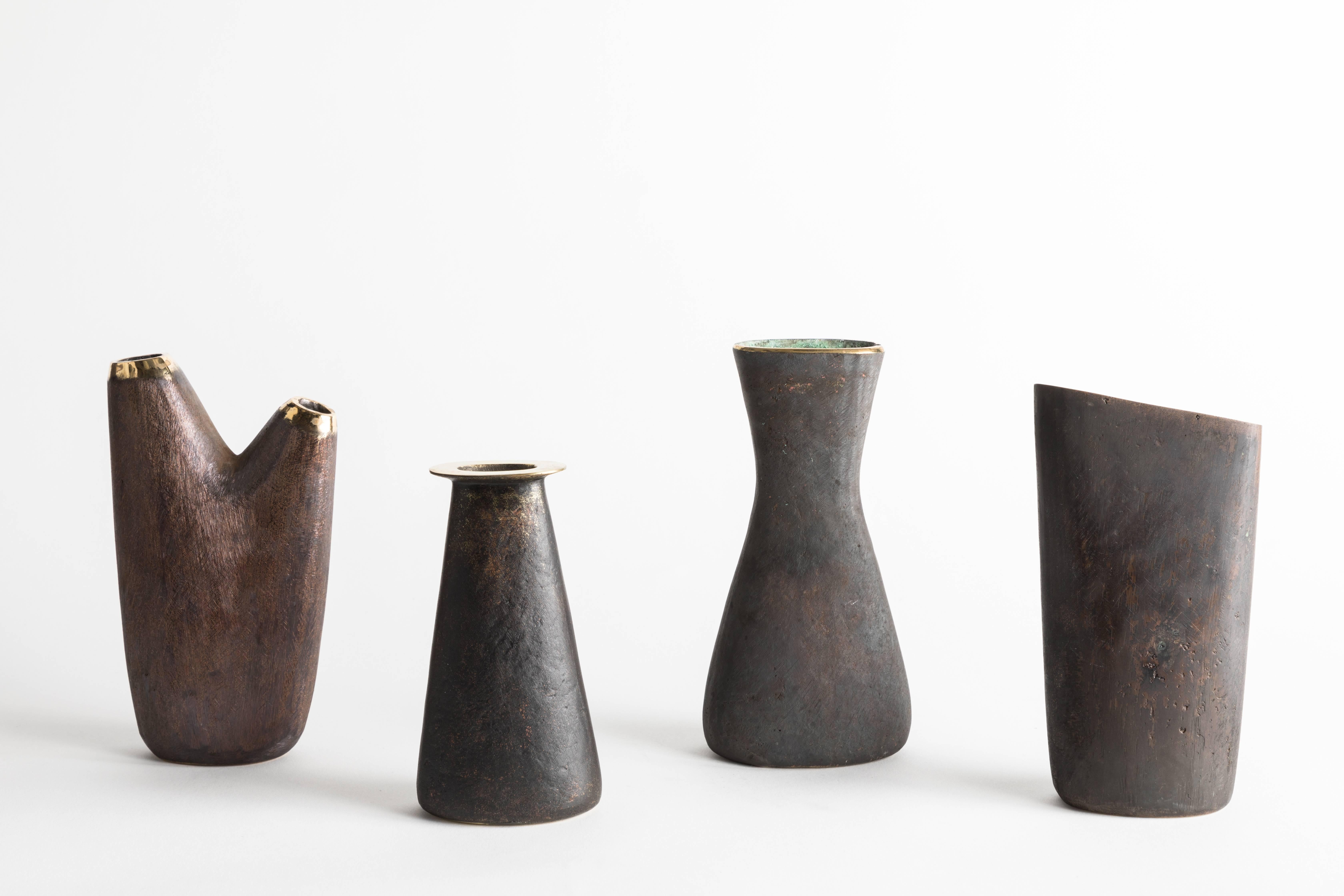 Raggruppamento di quattro vasi in ottone di Carl Auböck. Include i modelli #7231 (L 3,1 pollici x P 2,2 pollici x H 6,4 pollici), #3794 (L 3,25 pollici x P 2 pollici x H 6,75 pollici), #3975 (L 2,75 pollici x P 2 pollici x H 5 pollici) e #7235 (L