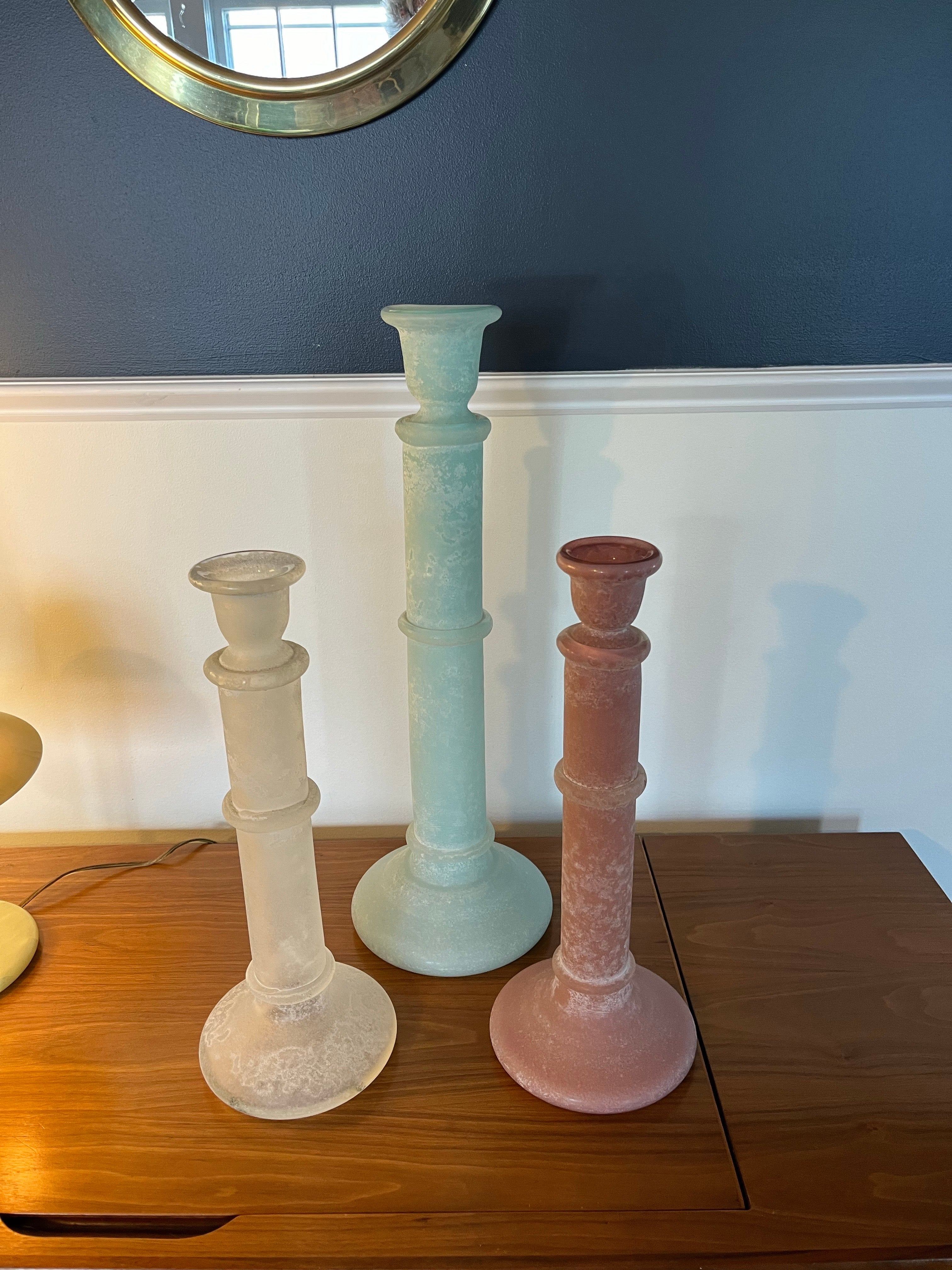 Hautement décoratif, ce groupe étonnant en verre Scavo présente des taches irrégulières de la technique scavo texturée. Le Whiting est d'un turquoise, d'un rose et d'un blanc éclatants, avec une finition poussiéreuse blanche. 

Mesures : 
Grand