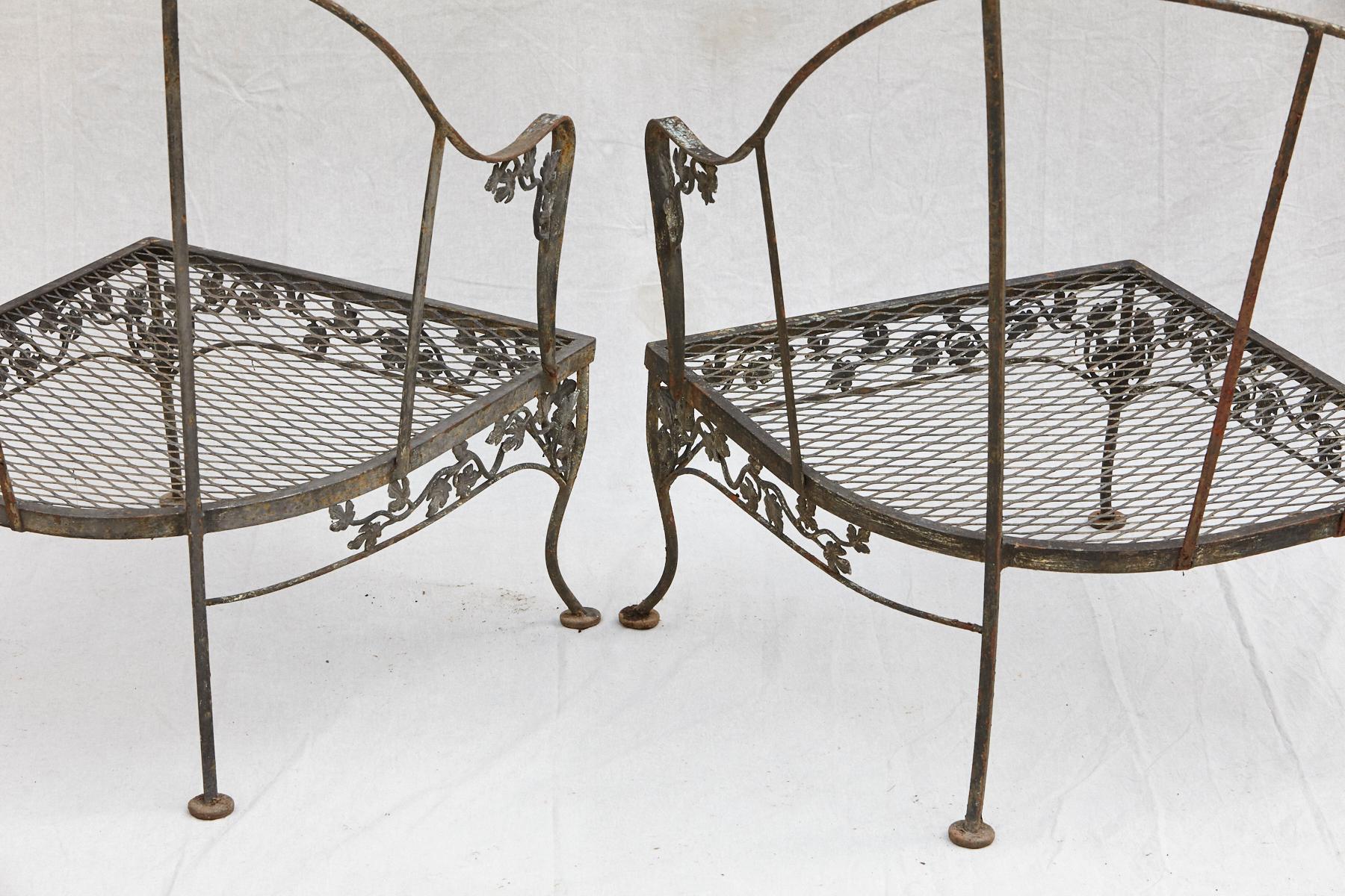 Grouping of Woodard Wrought Iron Garden Corner Chairs with Matching Side Table In Good Condition In Pau, FR
