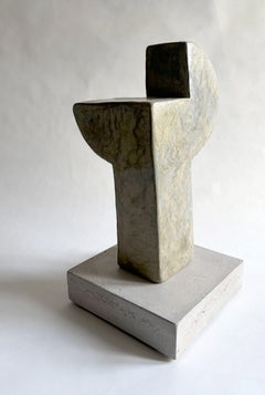 Grow-Tall, Scultura su base in fibrocemento e gesso di Rachael Heritage