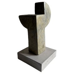 Grow-Tall, Scultura su base in fibrocemento e gesso di Rachael Heritage