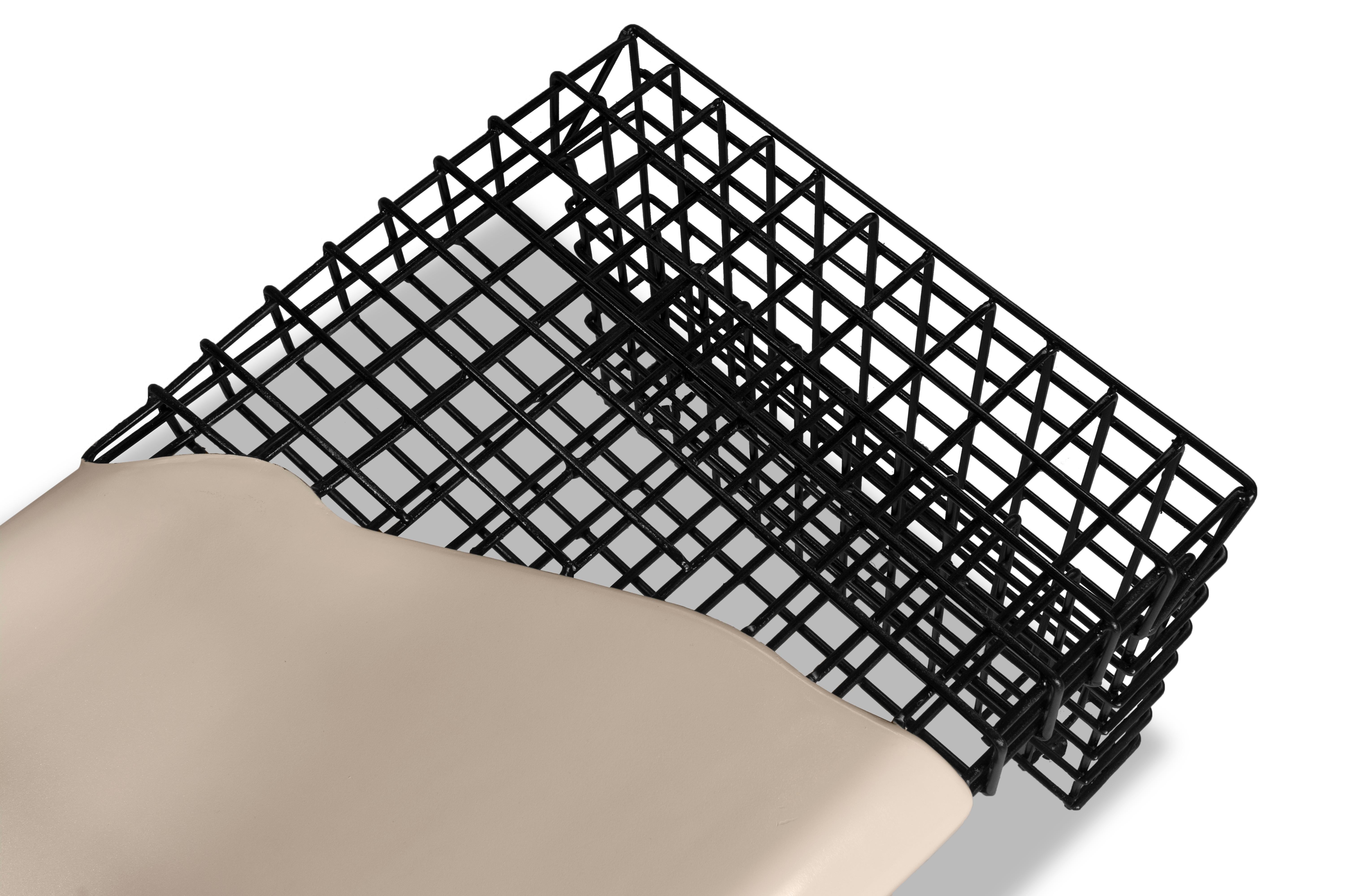 croissance - Banc en polyester et métal 
Au début, ce sont deux êtres séparés, qui font leur premier pas vers la construction d'une vie commune, dont ils assistent chaque jour à la croissance.

Banc extérieur / intérieur, minimaliste avec une touche