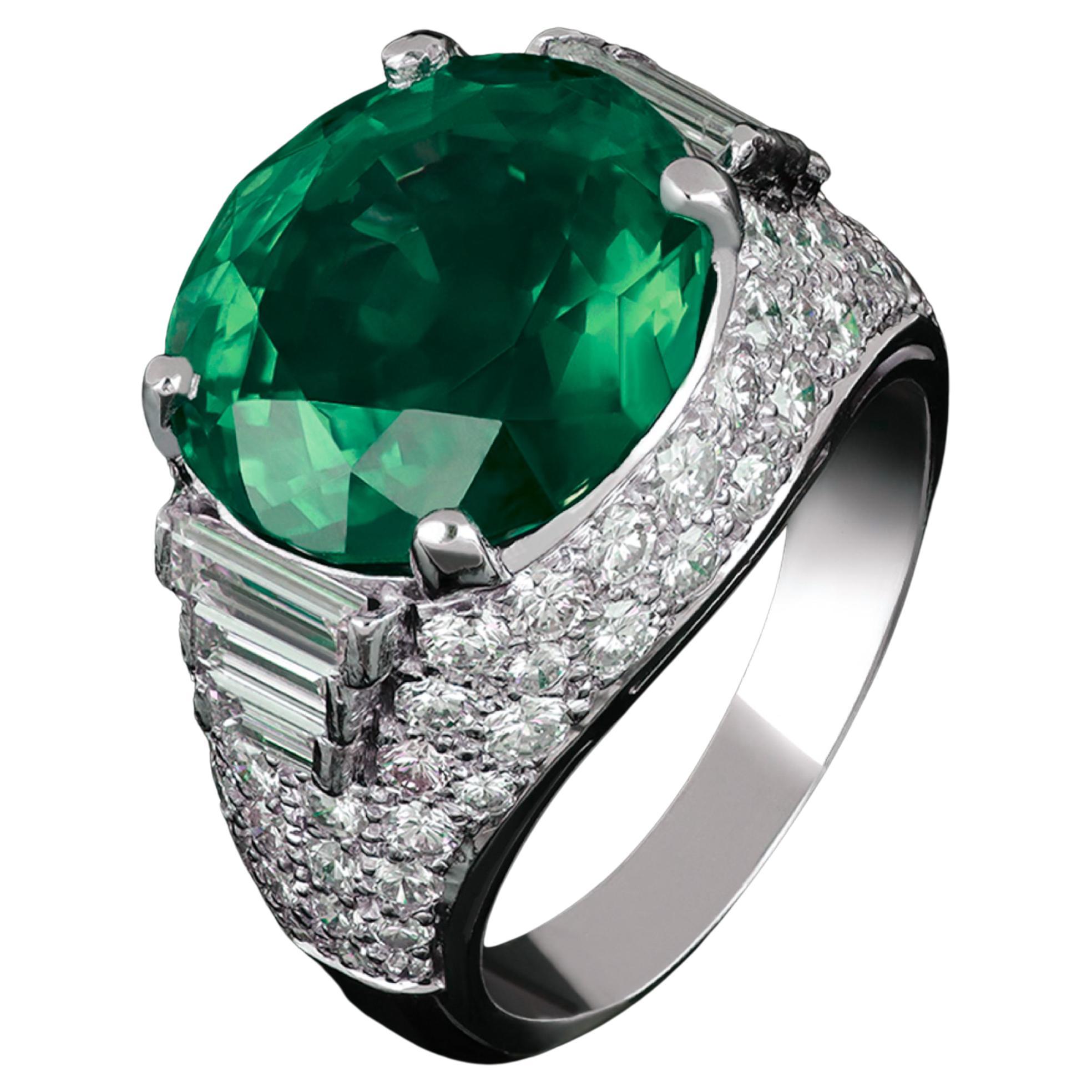 Squisito anello in platino con smeraldo colombiano e diamante Bombé a grappolo

Scopri un'eleganza senza tempo con questo eccezionale anello con smeraldo e diamante. Al centro si trova un affascinante smeraldo naturale di 10,29 carati dal taglio