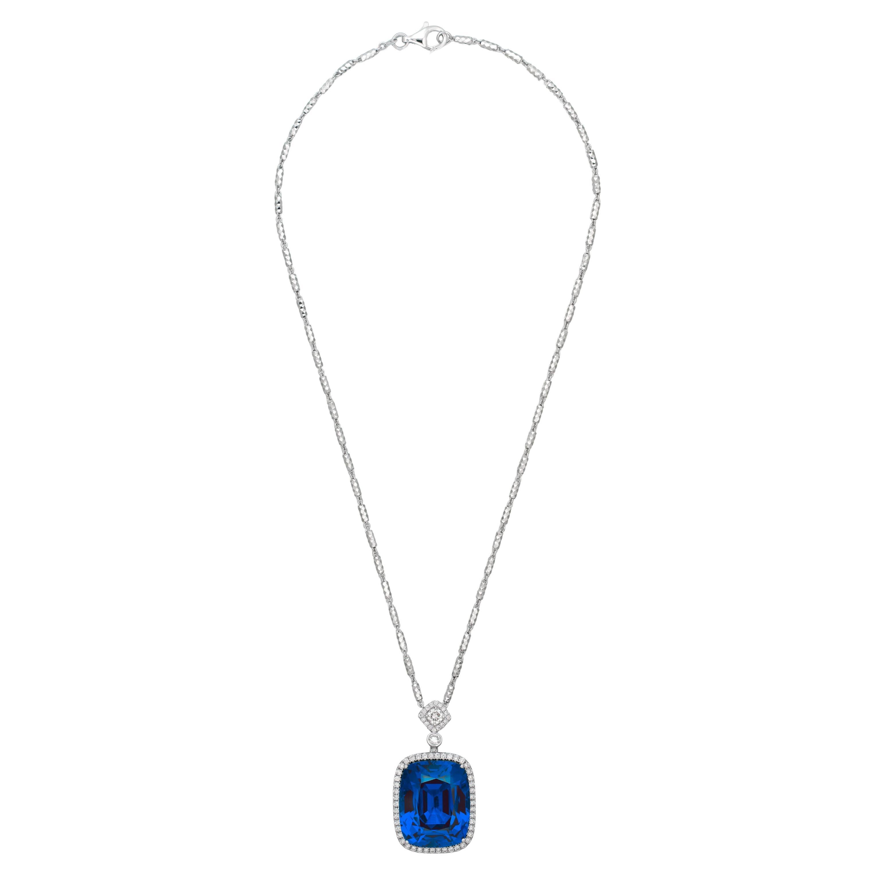 Un saphir de Ceylan exquis de 12 carats certifié par GRS comme non traité.
Le pendentif est en platine massif et présente un magnifique halo de diamants ronds de taille brillant. 
