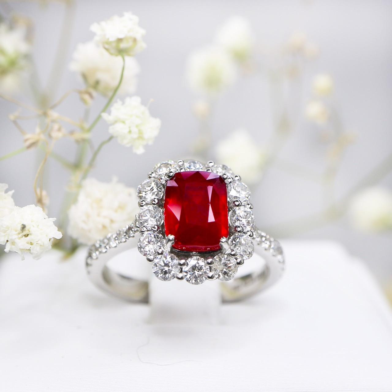*GRS 18K 2.06 ct Pigeon Blood Ruby&Diamonds Antique Art Deco Engagement Ring*
GRS-Certified natural pigeon blood ruby as the center stone weighing 2.06 ct set on the 18K white gold halo design pave' band with natural FG VS diamonds weighing 0.95 ct.