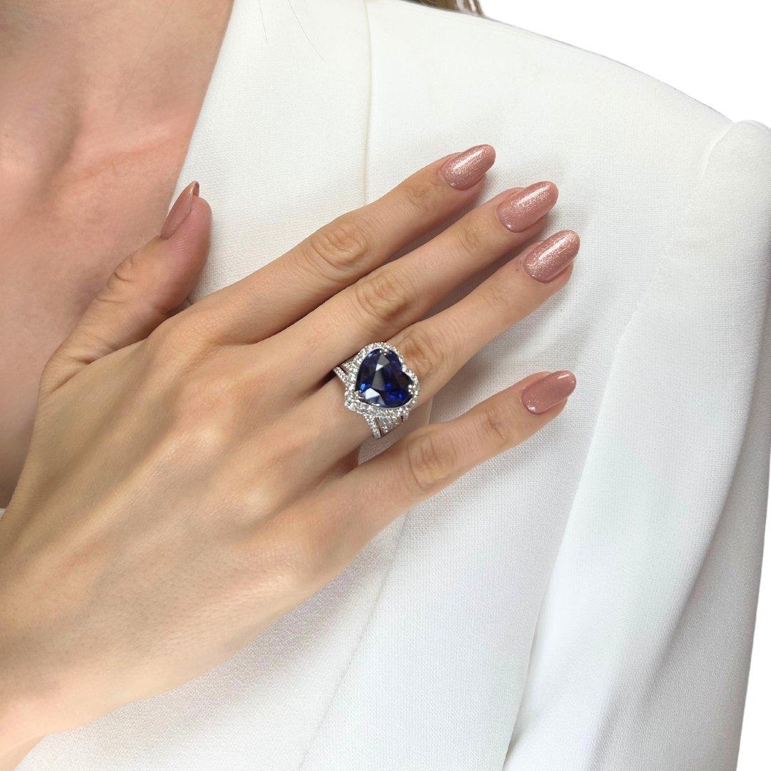 GRS 18K 8.02 Ct Natural Sri Lanka Royal Blue Sapphire&Diamonds Engagement Ring In condizioni Nuovo in vendita a Kaohsiung City, TW