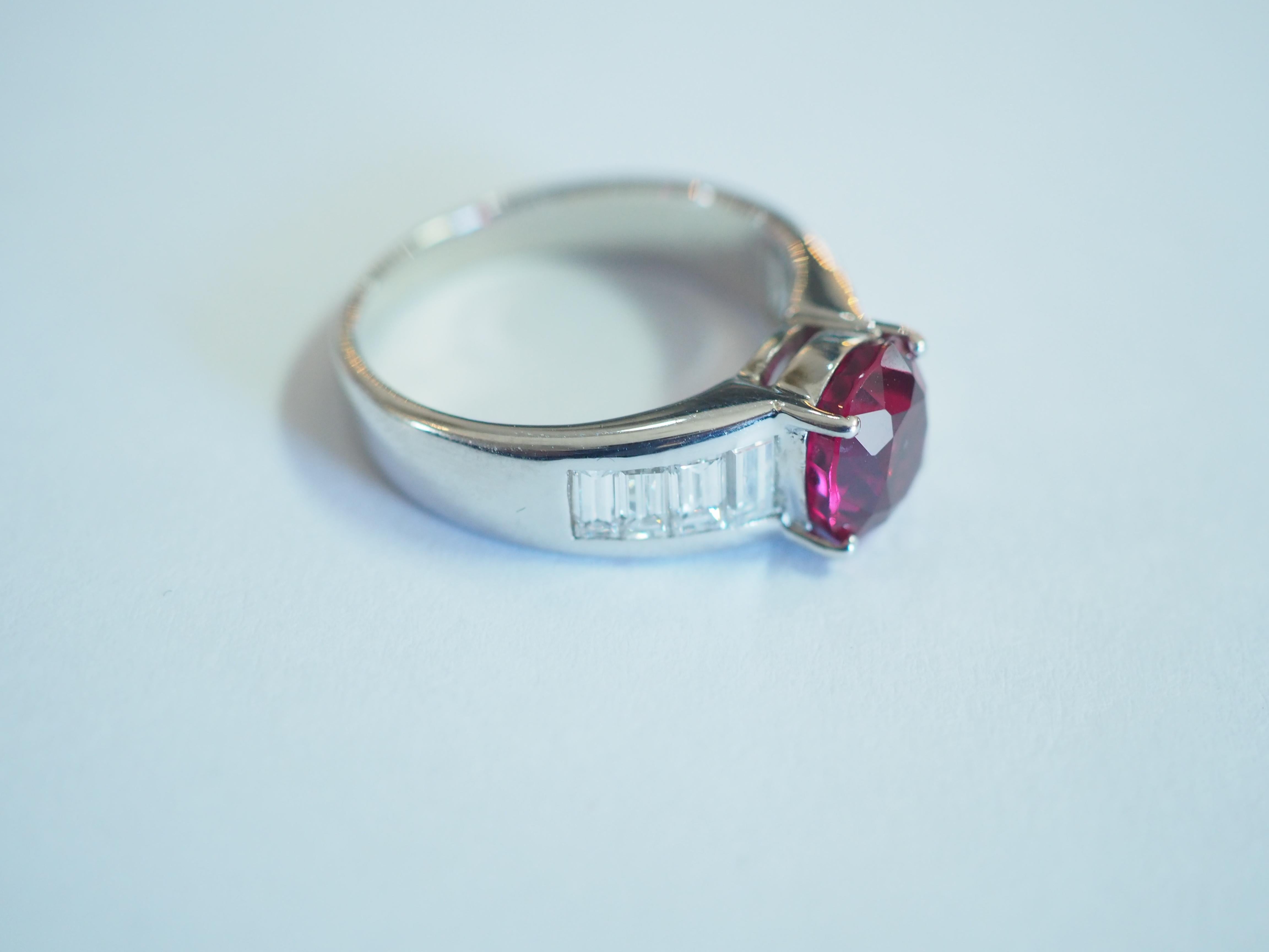GRS 3.21 Carat Siam Ruby & 0.55ct Baguette Diamond 18k White Gold Cocktail Ring In New Condition For Sale In เกาะสมุย, TH