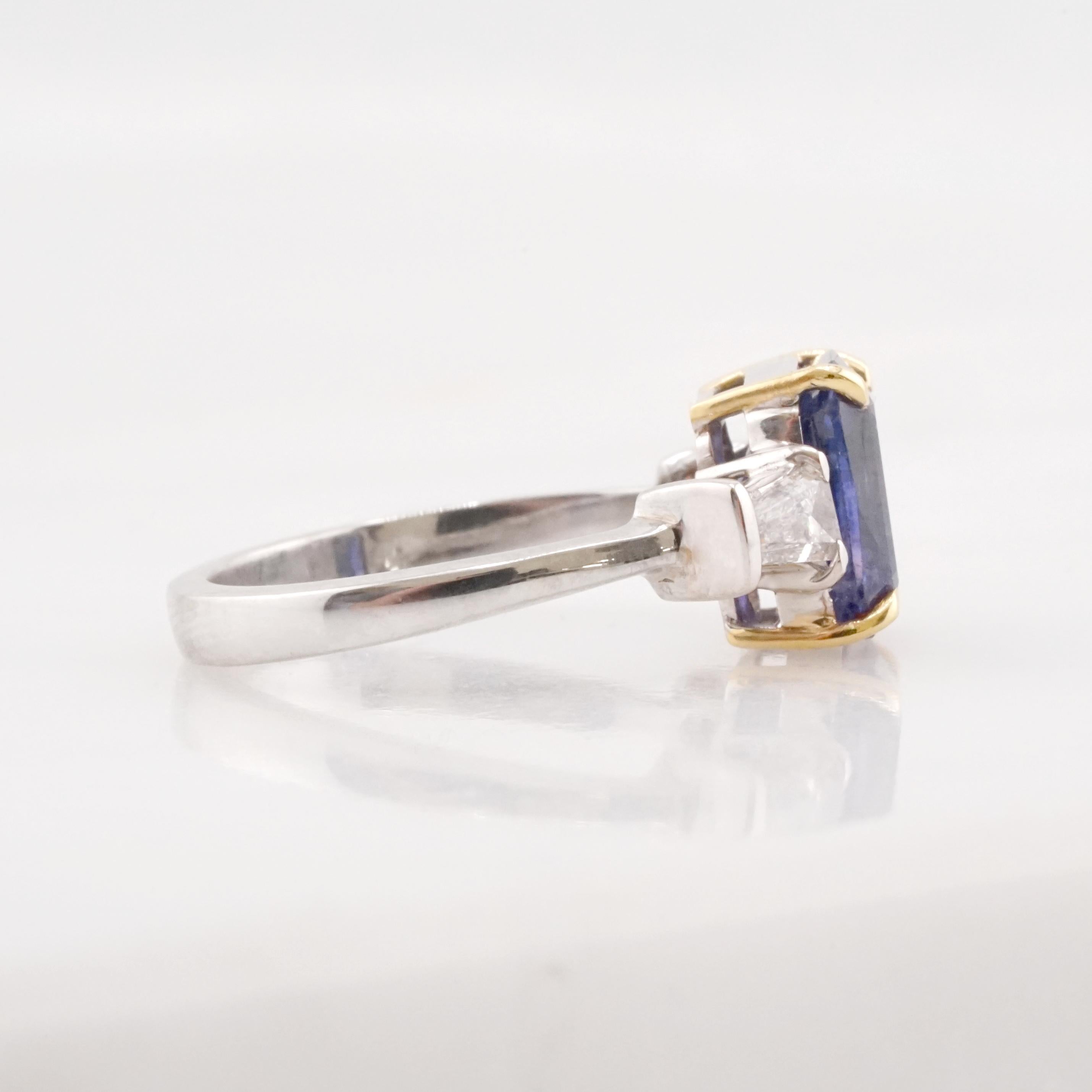 Contemporary GRS 4.23 Carat Unheated Sapphire 18K white and Yellow Gold Ring For Sale