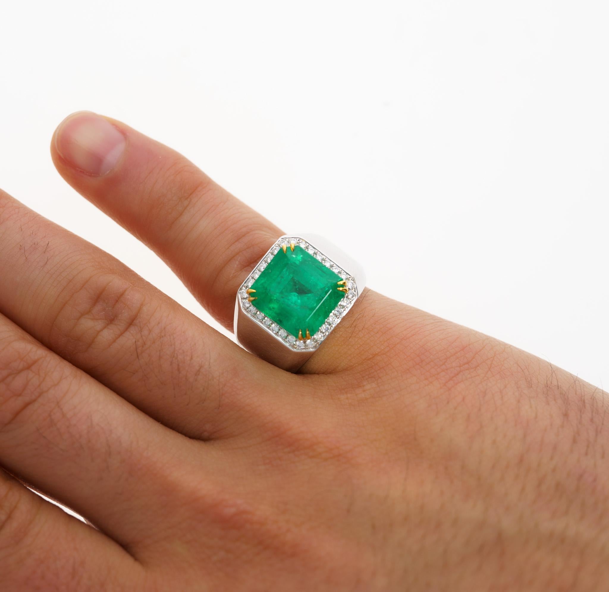 GRS 9.54 Carat Colombian Emerald Insignificant Oil and Diamond Halo Mens Ring For Sale 1