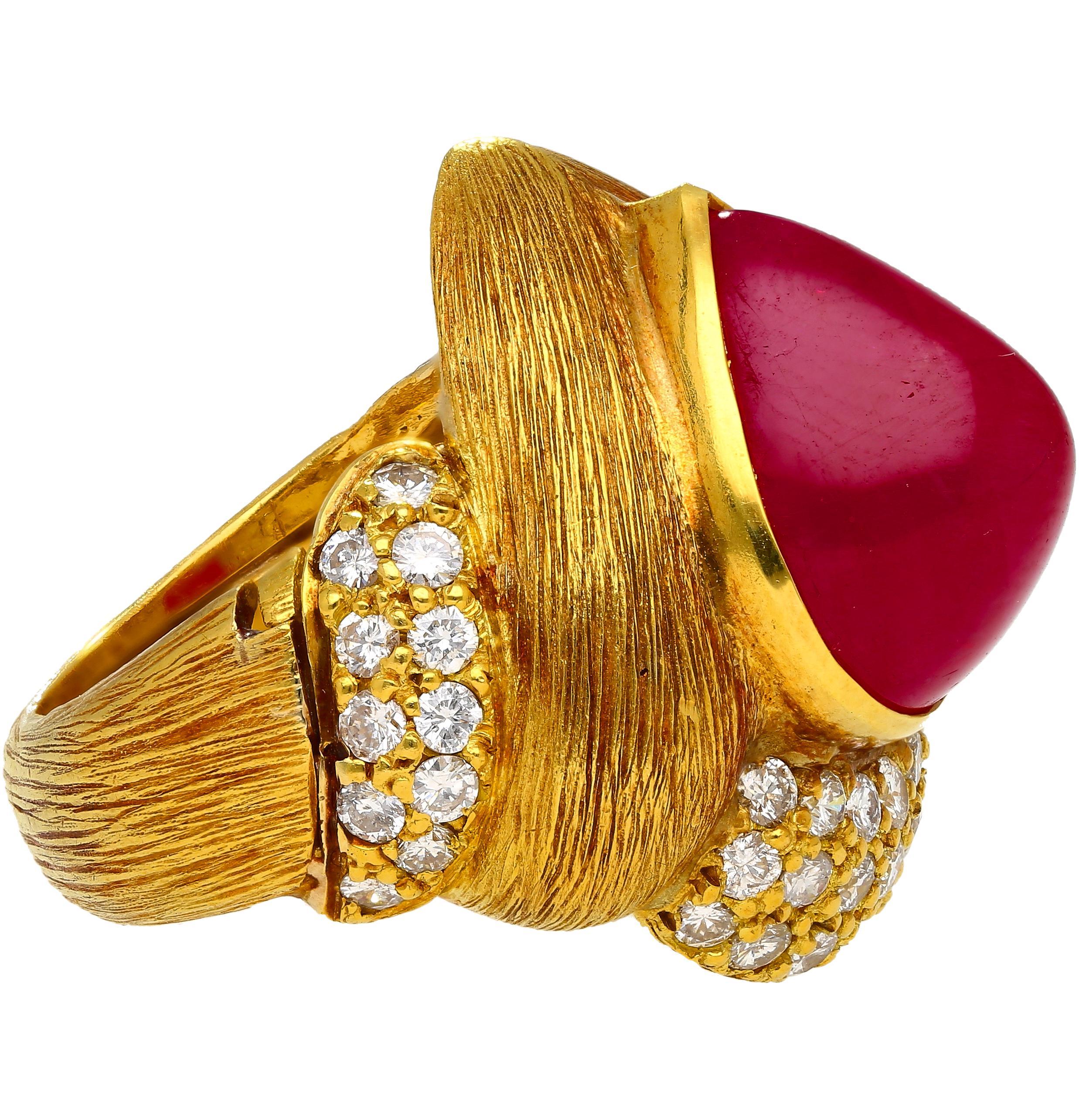 Questo anello in oro giallo 18 carati presenta un rubino cabochon con taglio a pera da 13,86 carati e 1,75 carati di diamanti tondi brillanti. Il rubino è certificato GRS e non è stato riscaldato, mostrando il suo colore rosso intenso naturale.