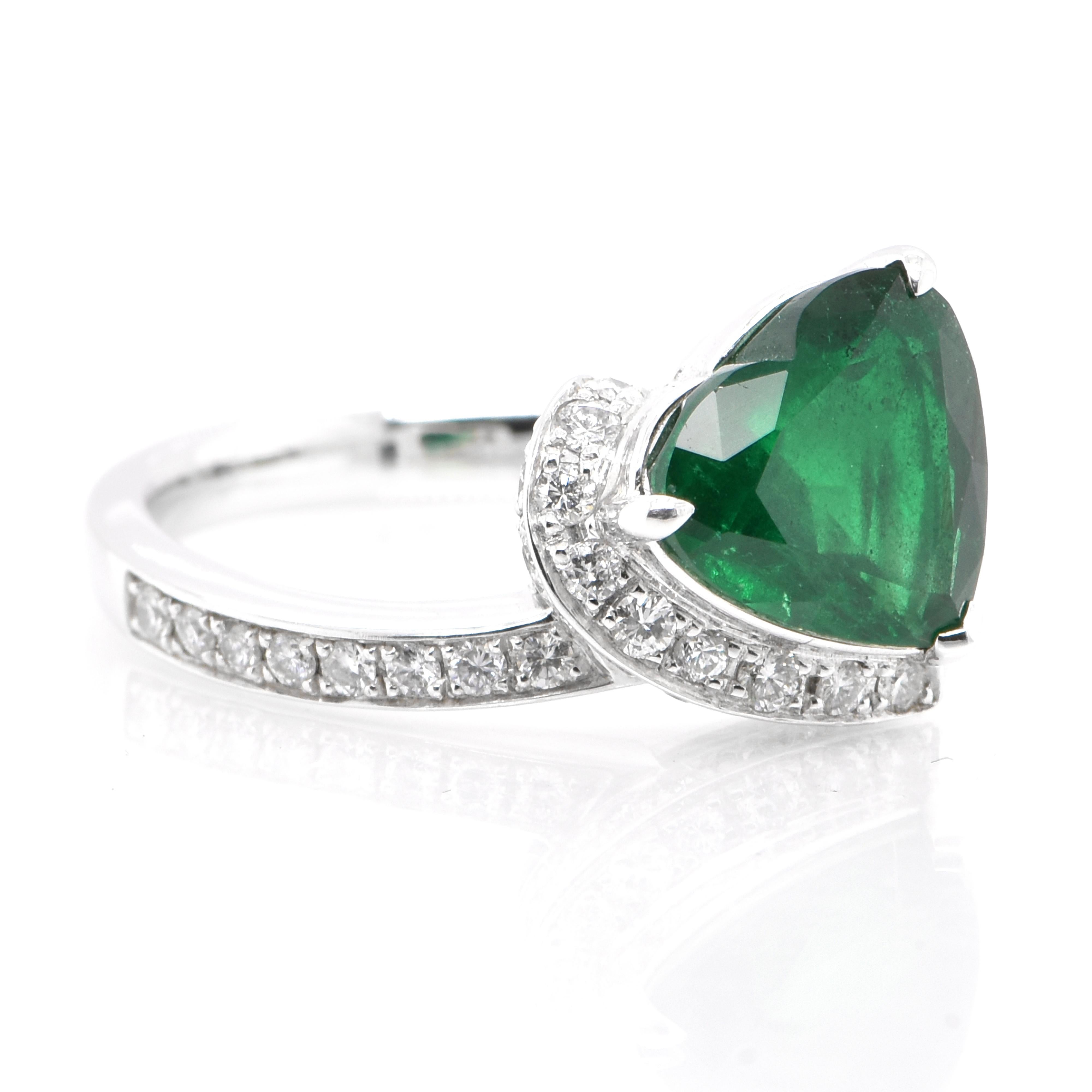 GRS-zertifizierter Ring mit 2,29 Karat natürlichem, lebhaftem grünem, herzförmigem Smaragd und Diamant (Moderne) im Angebot