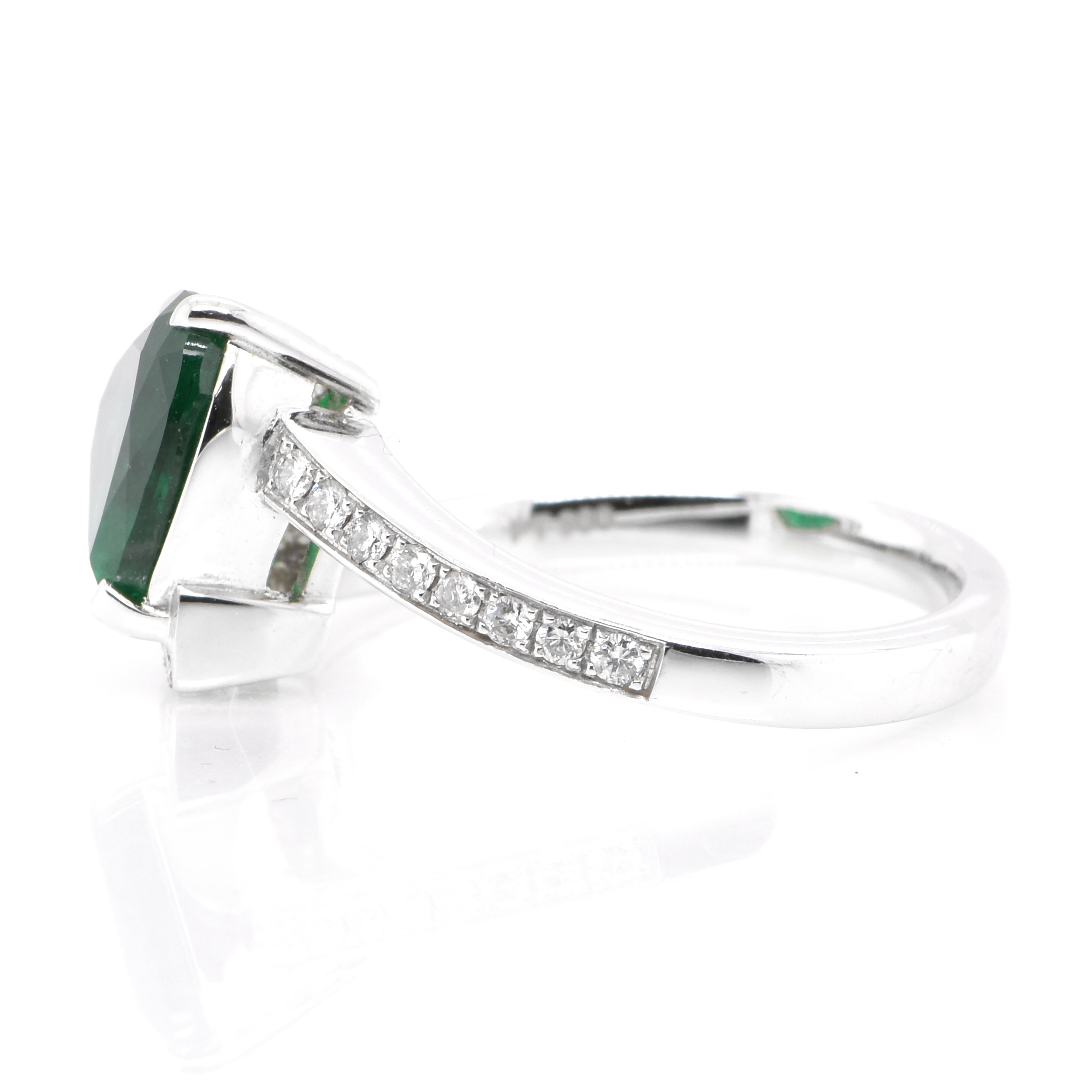 GRS-zertifizierter Ring mit 2,29 Karat natürlichem, lebhaftem grünem, herzförmigem Smaragd und Diamant (Herzschliff) im Angebot