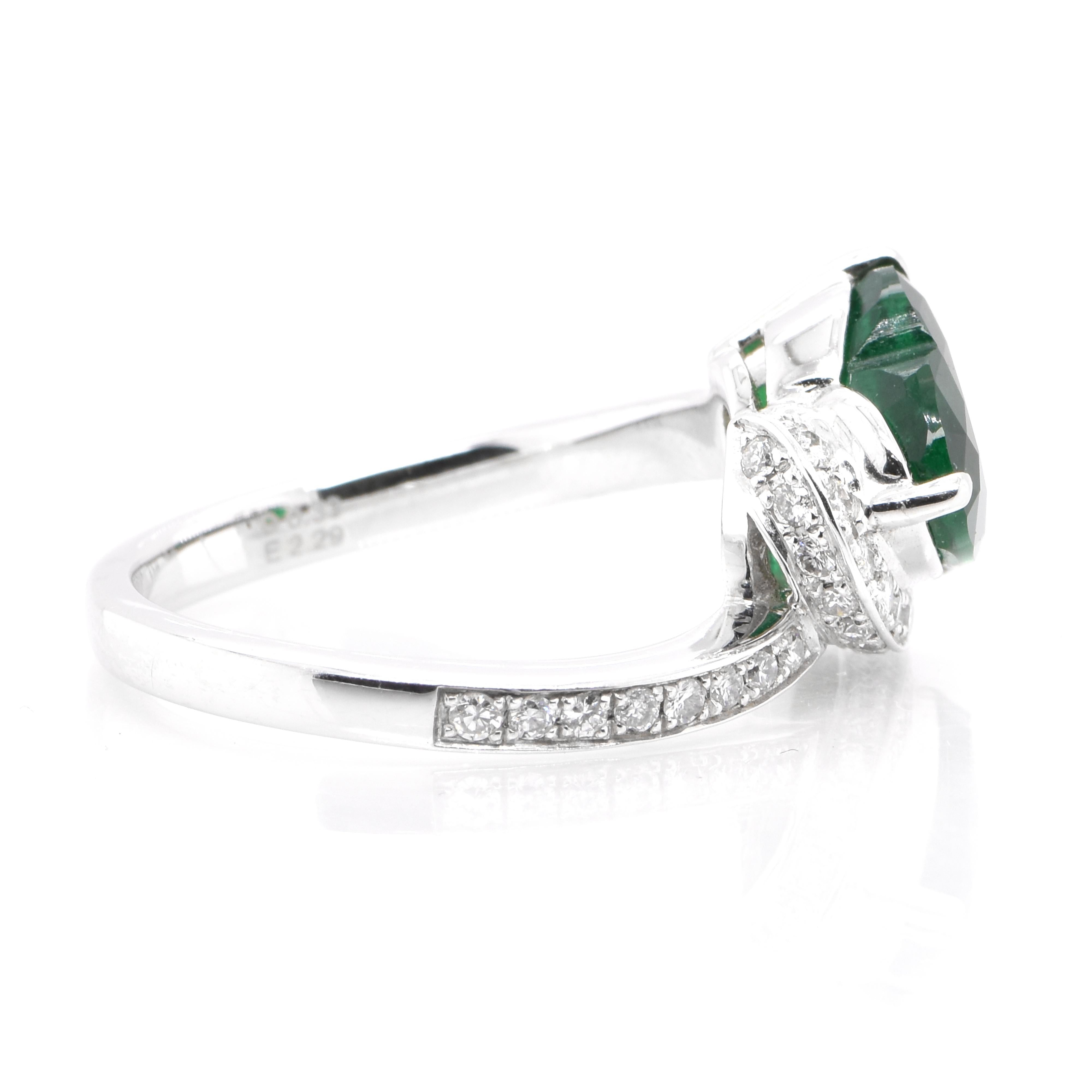 GRS-zertifizierter Ring mit 2,29 Karat natürlichem, lebhaftem grünem, herzförmigem Smaragd und Diamant im Zustand „Neu“ im Angebot in Tokyo, JP