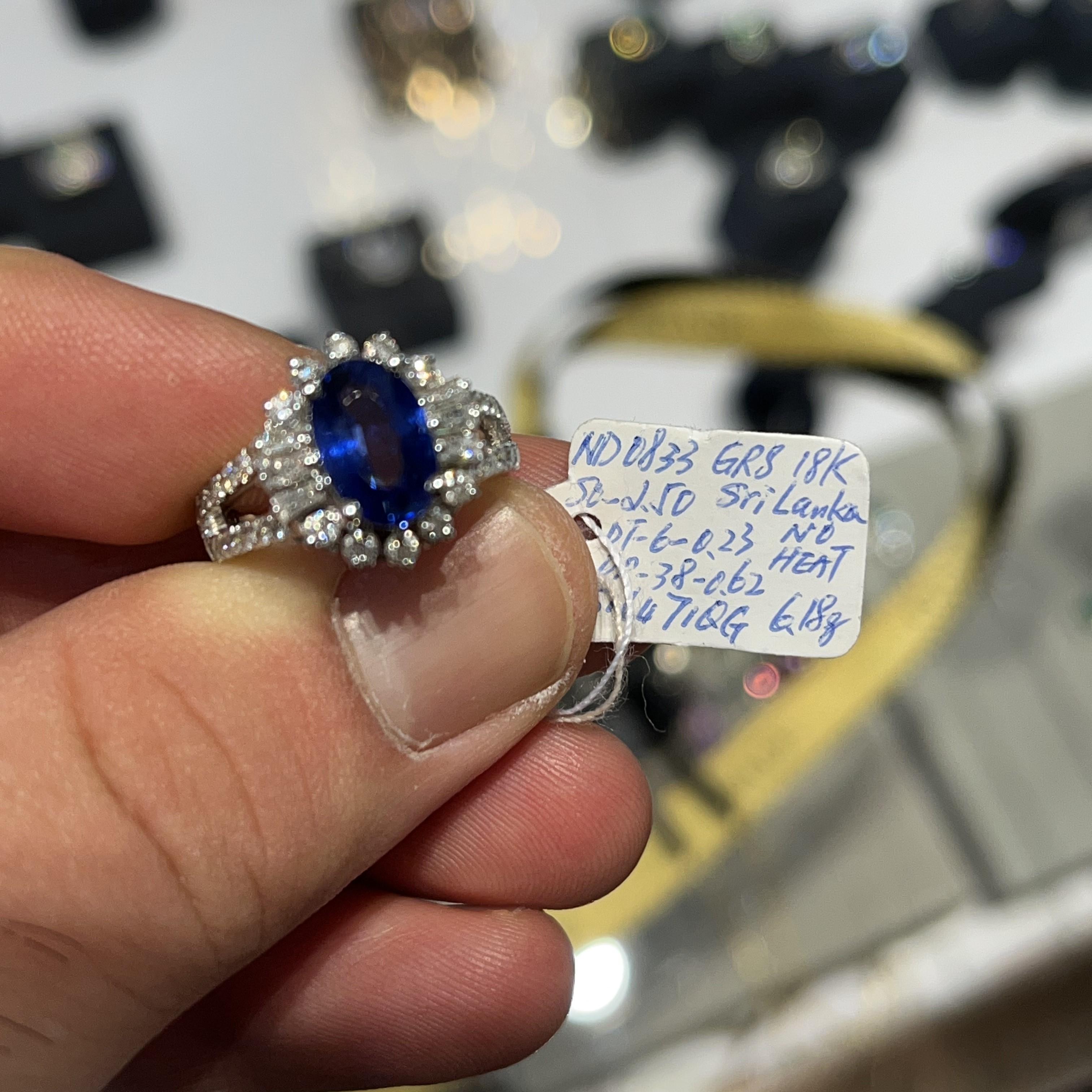Moderne Bague à tige fendue avec saphir bleu ovale non chauffé de 2,5 carats certifié GRS en vente