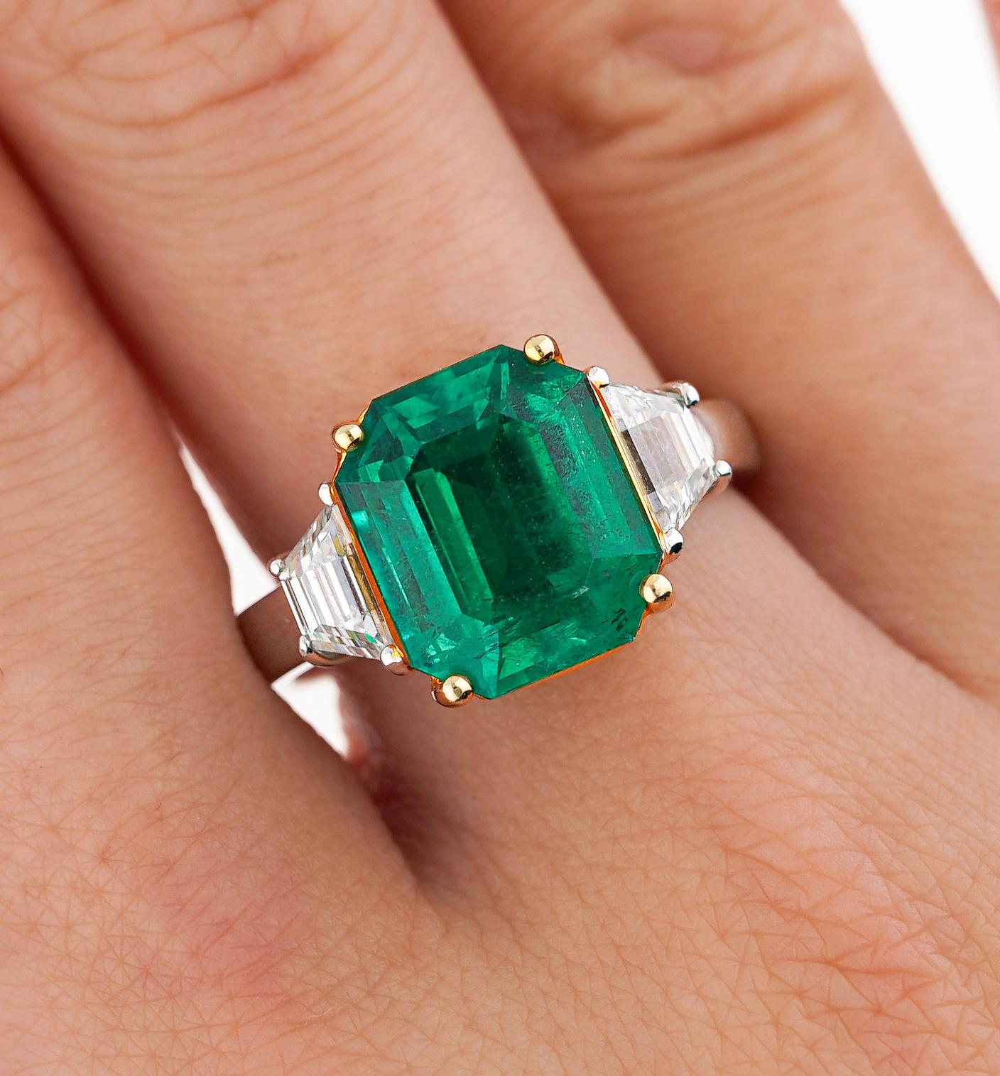 GRS Cert. 4.9 Carat Insignificant Oil Colombian Emerald & Trapezoid Diamond Ring For Sale 1