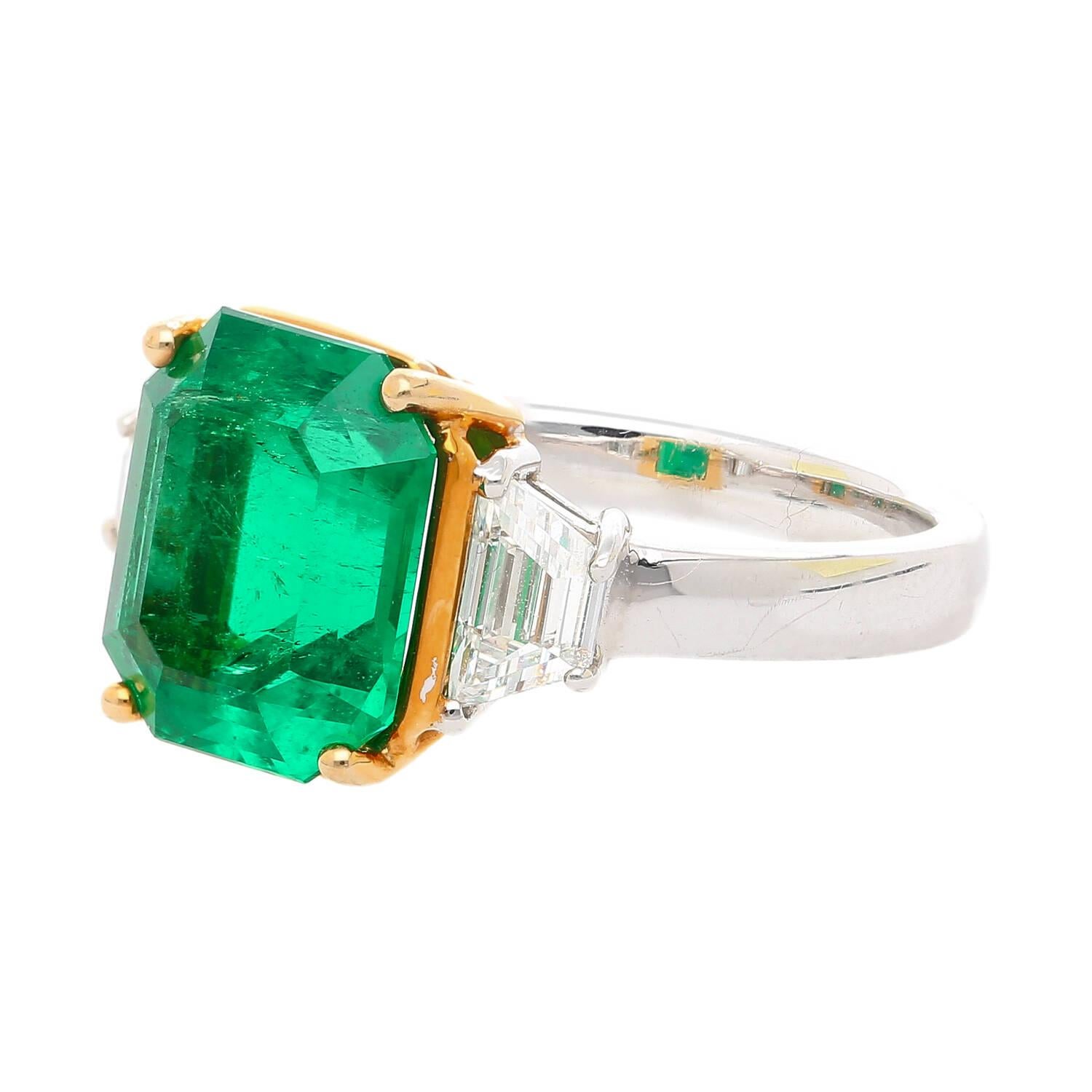 GRS-zertifiziert 4,90 Karat Insignificant Öl kolumbianischen Smaragd mit 1,01 Karat in Trapezschliff Seitensteinen, in einem Platin und 18K Gold 3-Stein-Ring gesetzt. Ein wunderschöner, minimalistischer Ring mit einem Mittelstein, der alles andere
