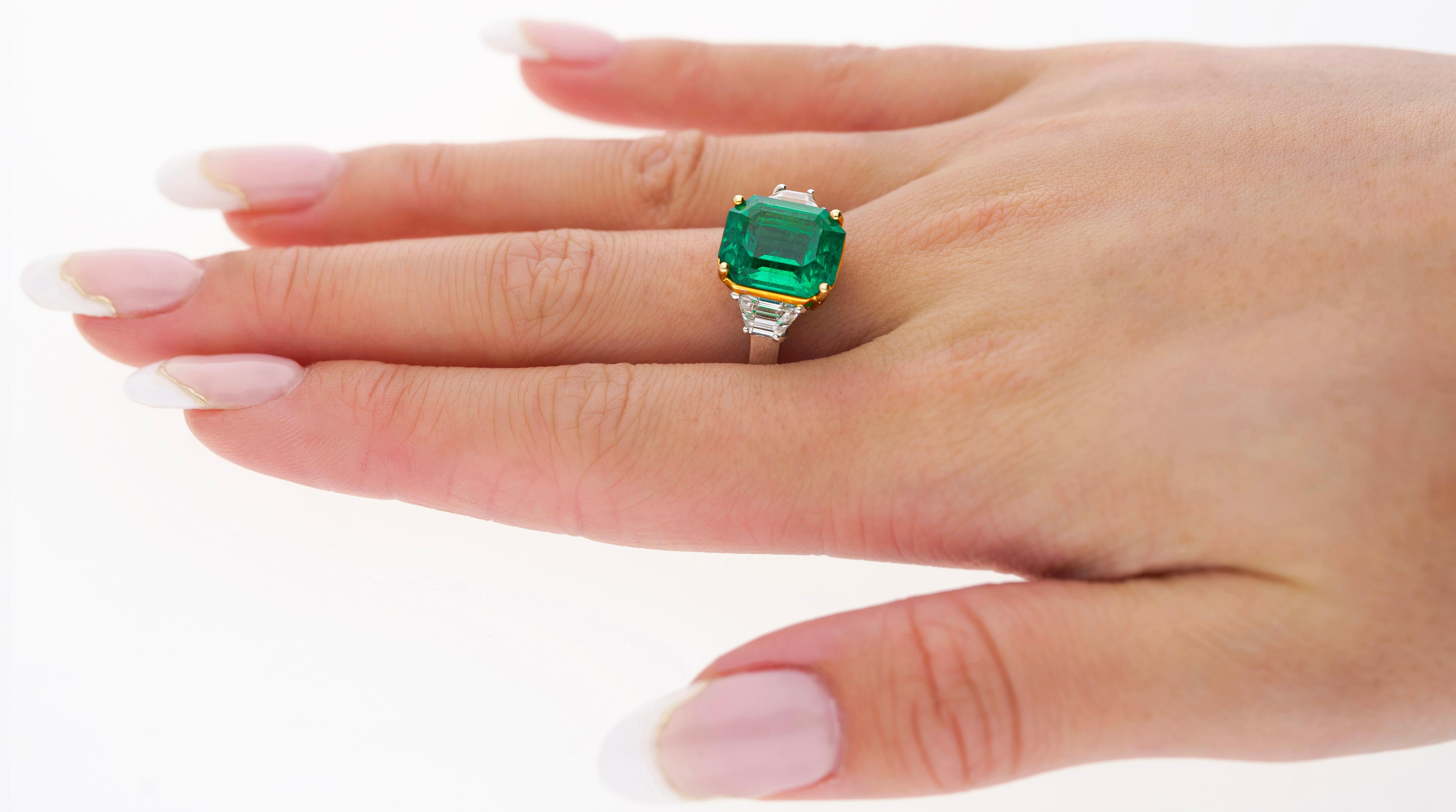 GRS Cert. 4.9 Carat Insignificant Oil Colombian Emerald & Trapezoid Diamond Ring In New Condition For Sale In Miami, FL