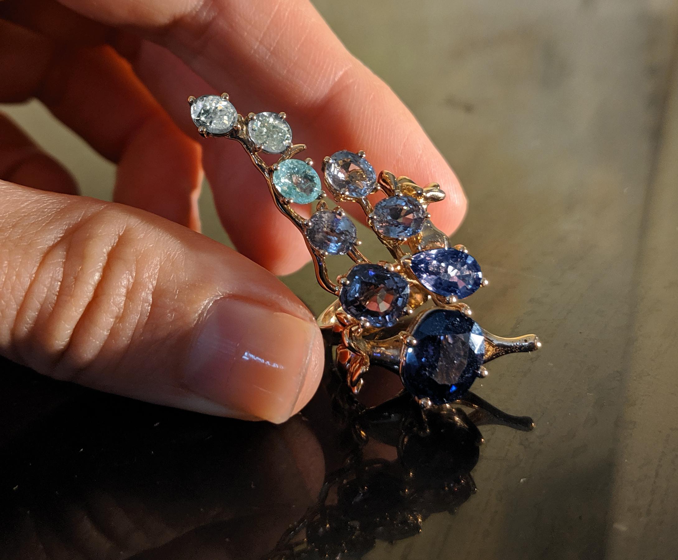 No Heat Royal Blue Sapphire 18 Karat Rose Gold Engagement Cluster Ring In New Condition For Sale In Berlin, DE