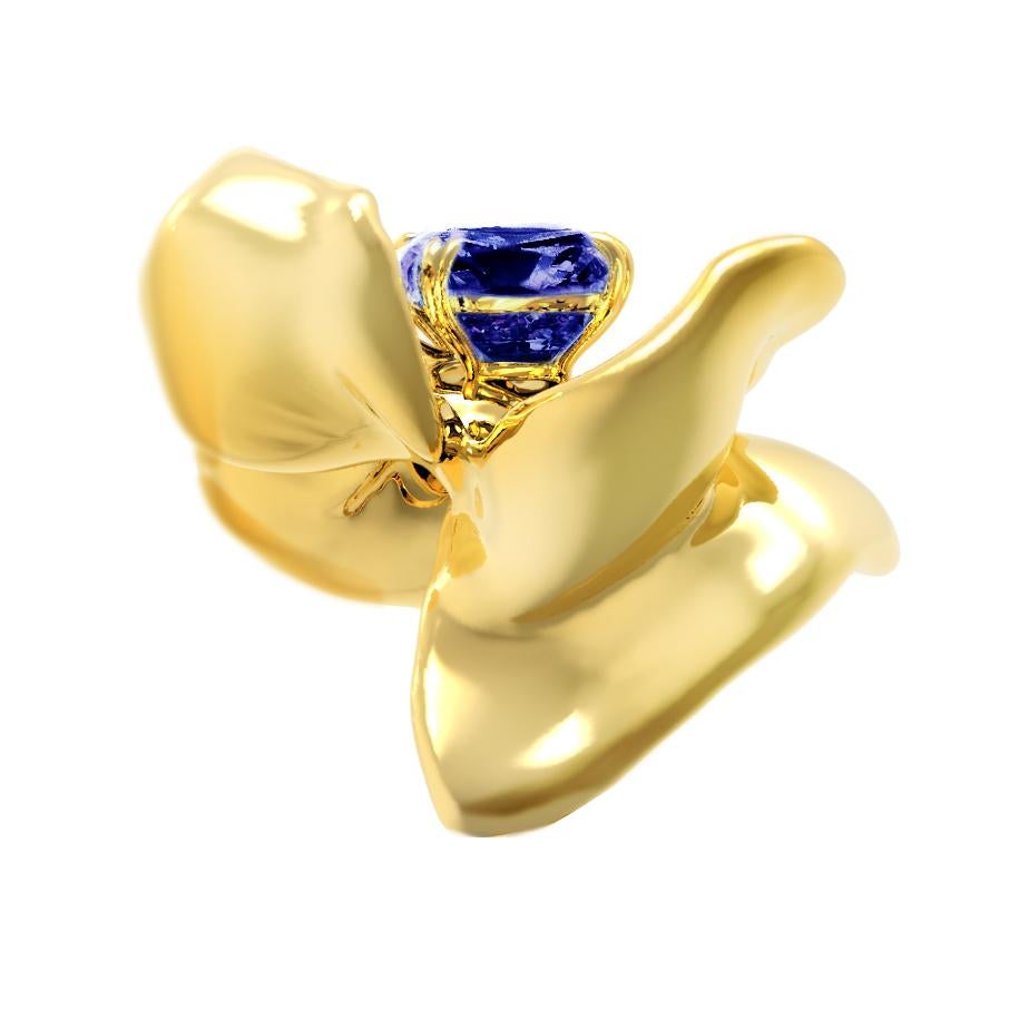 Cushion Cut Vivid No Heat Blue Sapphire Pendant Necklace in Eighteen Karat Gold For Sale