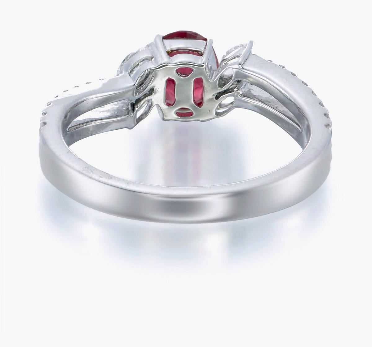 Anillo de rubí de sangre de paloma birmana en oro de 18 quilates, certificado GRS, de 0,61 quilates, sin tratamiento térmico en Nuevo estado para la venta en Bangkok, TH